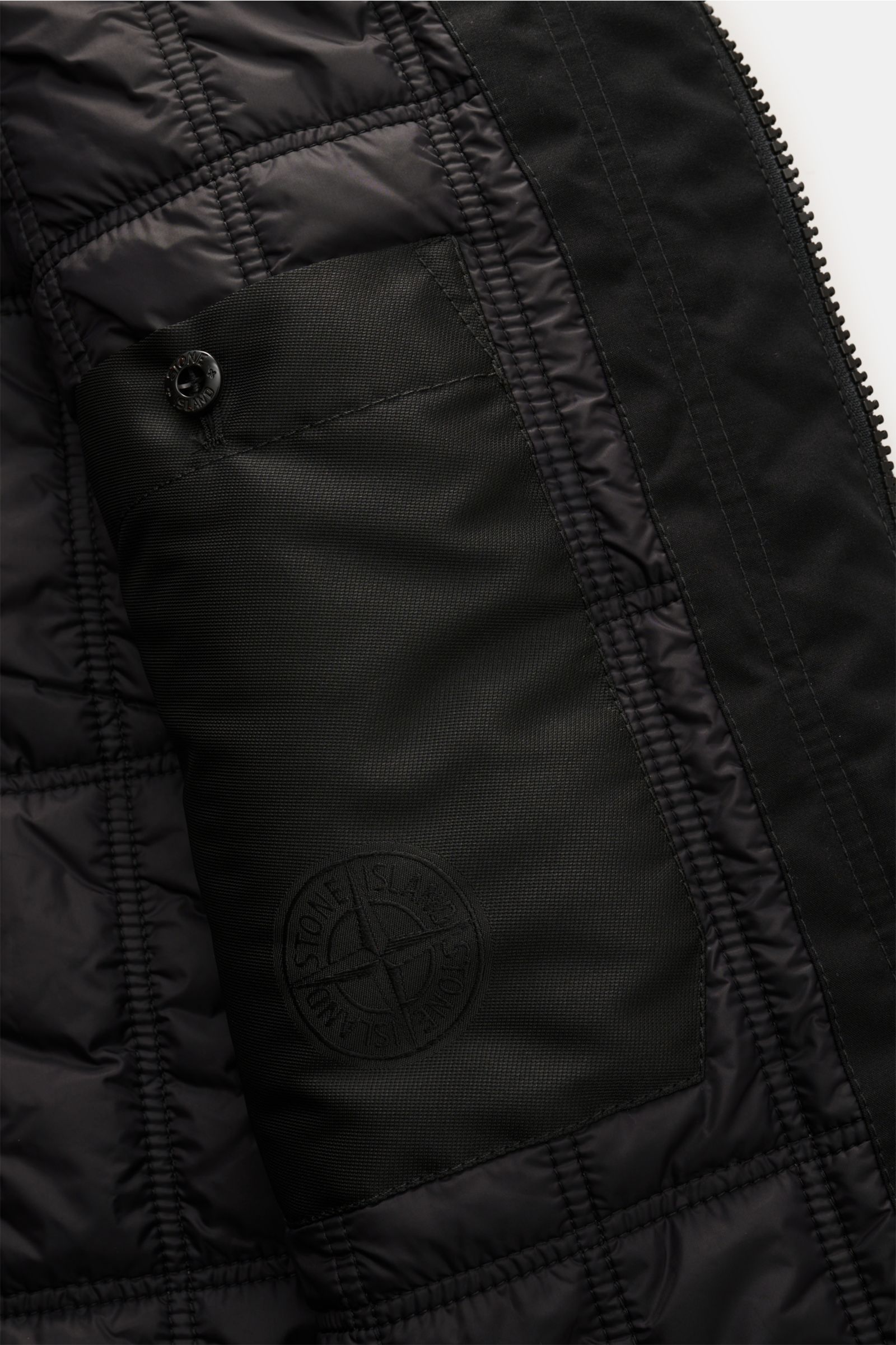 Alt-Tag (124 Zeichen):
Nahaufnahme der Innentasche mit Kompass-Badge der Stone Island Jacke 'Weatherproof Cotton Canvas Ghost Piece' schwarz aus Baumwoll-Canvas.