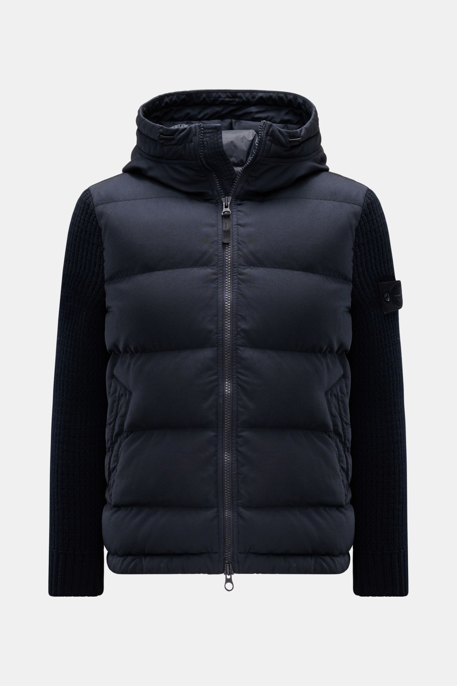 Front view of Stone Island Daunenjacke 'Twill Wool-TC Ghost Piece' navy, a monochrome statement-piece with padded down body, knitted sleeves, hood, and two-way zipper. Monochromes Statement-Piece für die Übergangszeit: Die Daunenjacke aus der 'Ghost' K