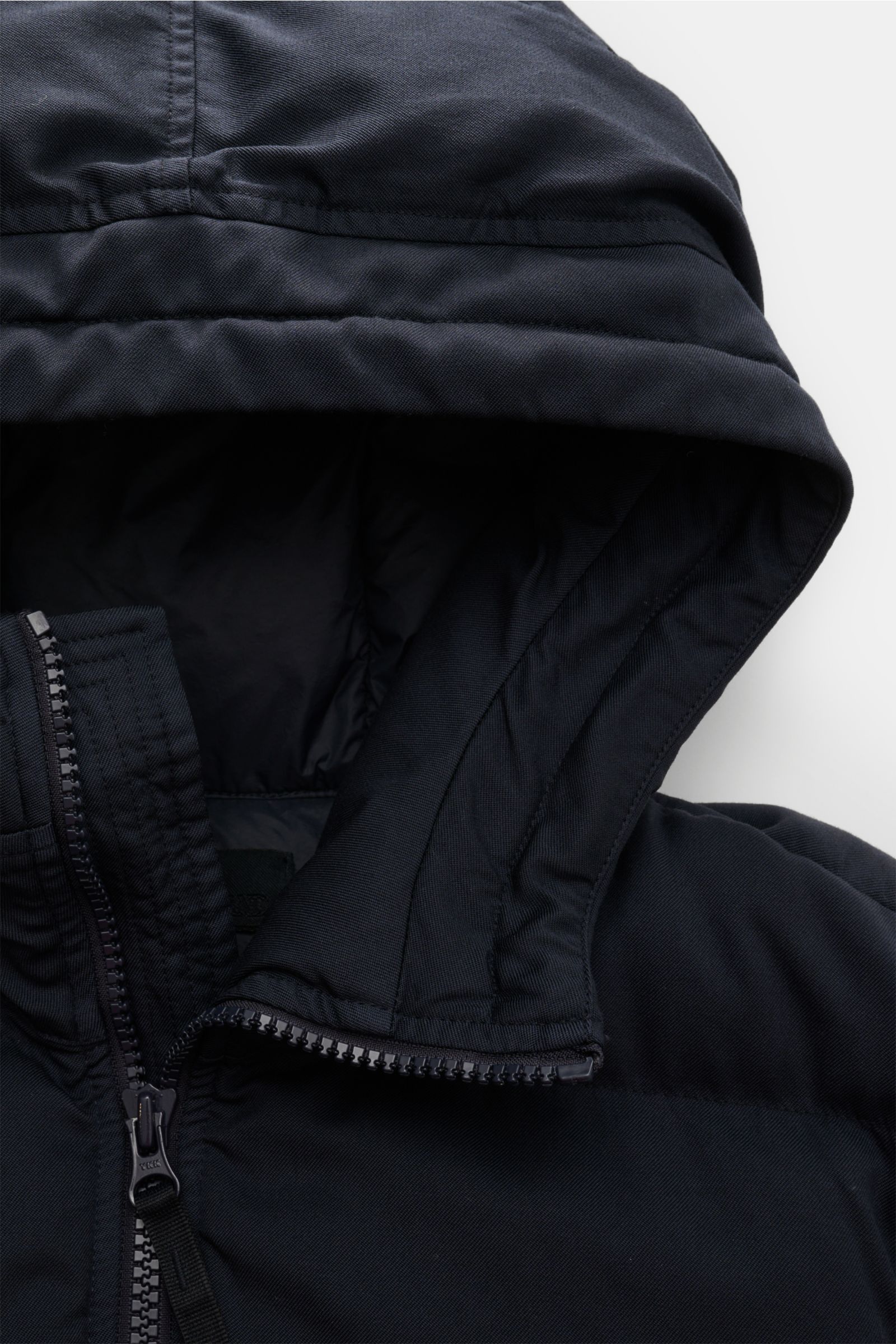 Stone Island Daunenjacke 'Twill Wool-TC Ghost Piece' navy shown from a close-up front angle highlighting the padded hood, robust two-way zipper, and twill wool fabric. Monochromes Statement-Piece für die Übergangszeit: Die Daunenjacke aus der 'Ghost' Koll