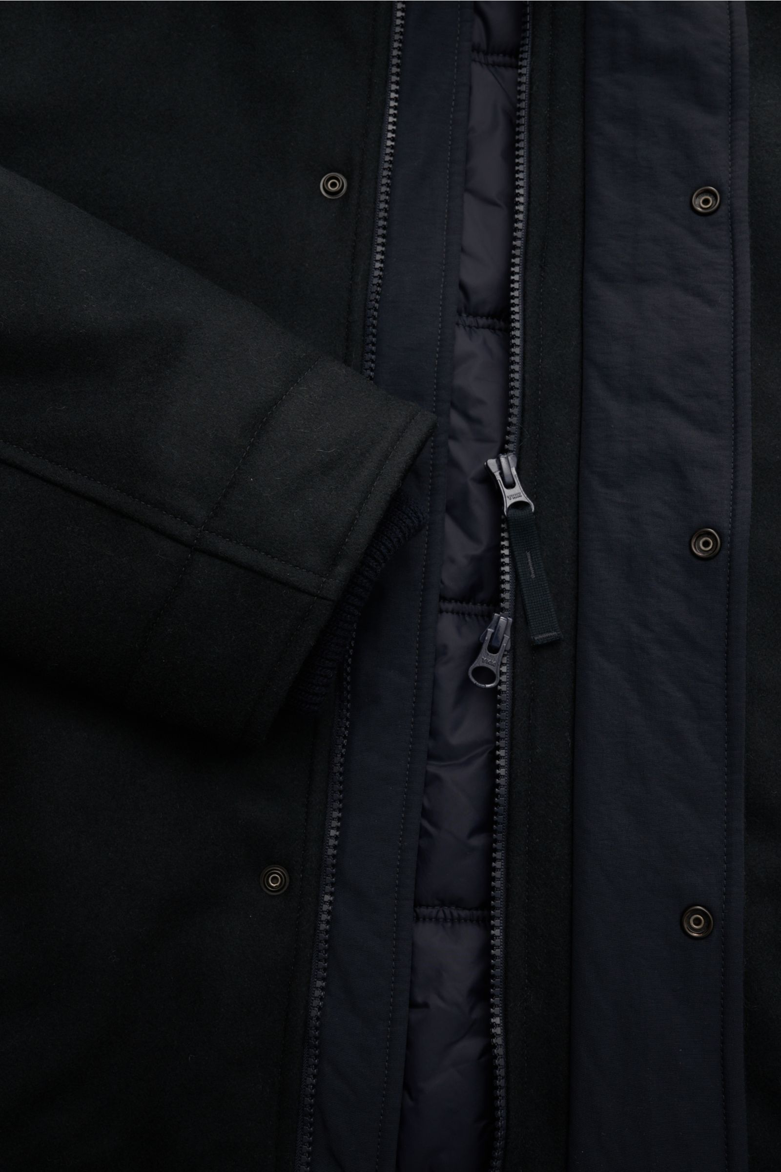 Close-up front view of Stone Island Jacke 'Wool Nylon Flannel Ghost Piece' navy, showing water-repellent wool-nylon flannel, two-way zipper, snap buttons, ribbed cuff, and quilted inner lining. Monochrome Herbst-Looks: Diese Jacke aus der 'Ghost'-Capsule-