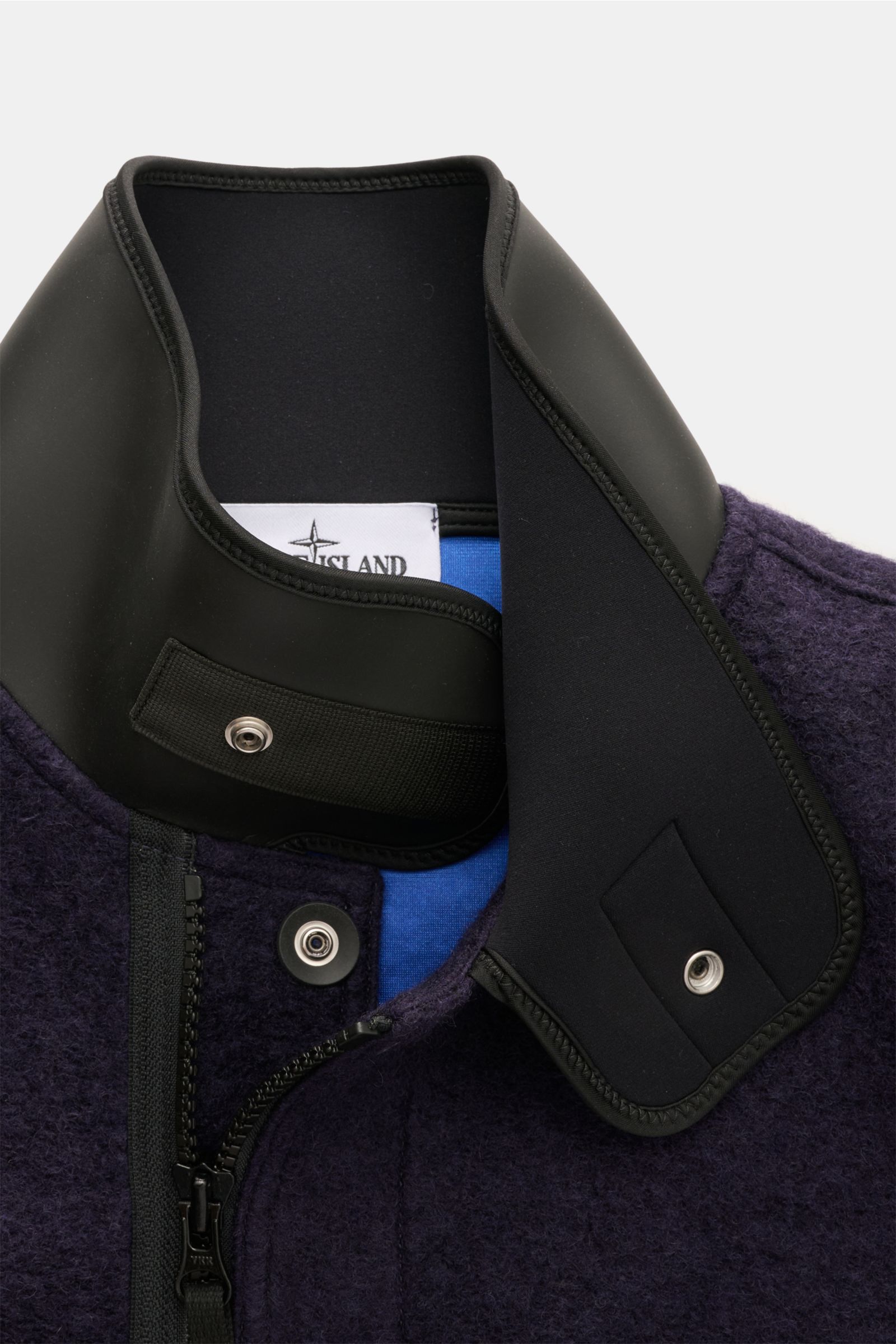 Stone Island Jacke 'Marina Felted Wool Polyester S.I. Marina' navy shown from a close-up front angle, highlighting the collar, zipper, and snap buttons. -

gefilzte Wolle
leicht griffige Qualität
wasserabweisend
R