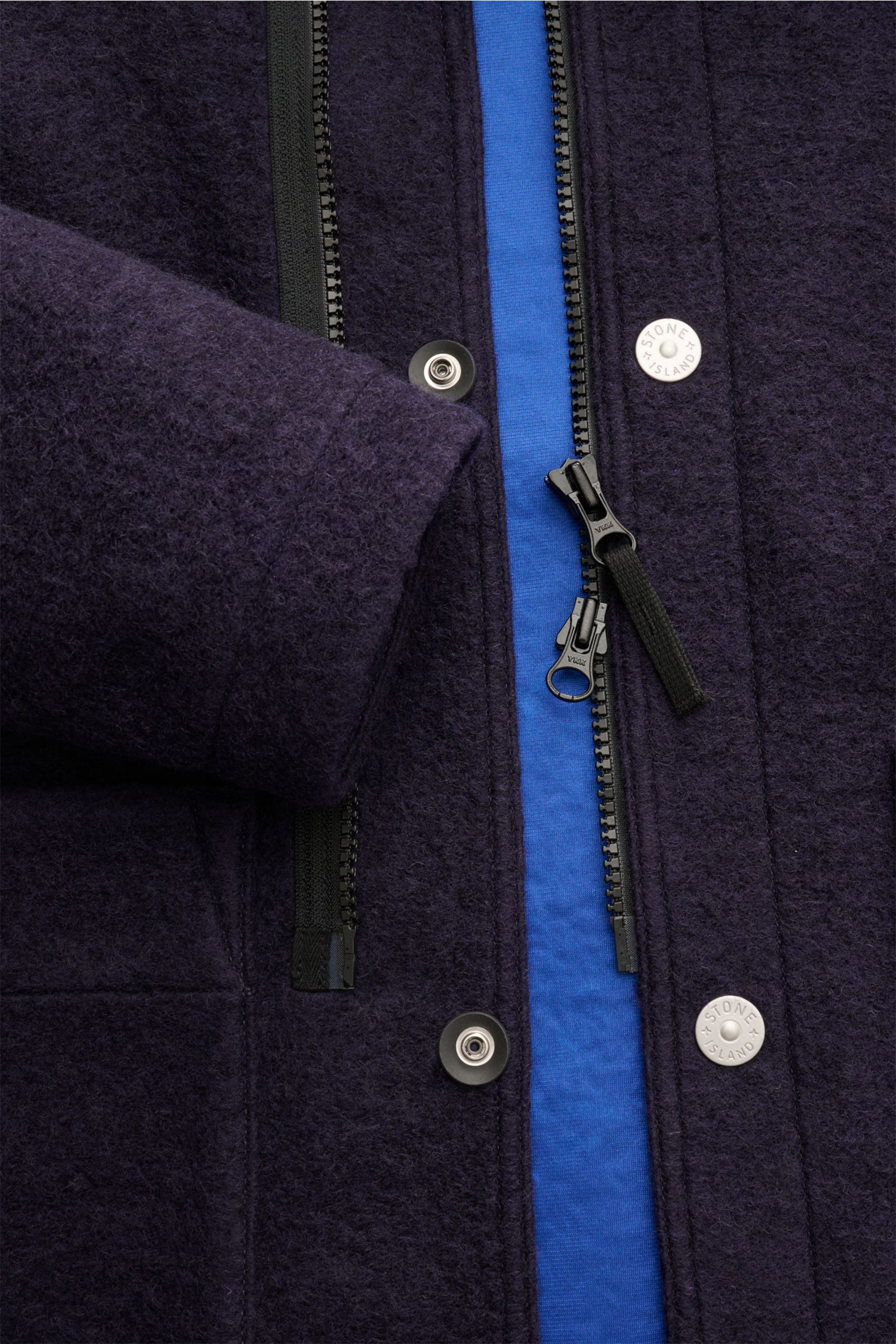 Close-up front view of Stone Island Jacke 'Marina Felted Wool Polyester S.I. Marina' navy, showing felted wool texture, zipper, and snap buttons. -

gefilzte Wolle
leicht griffige Qualität
wasserabweisend
Regular 