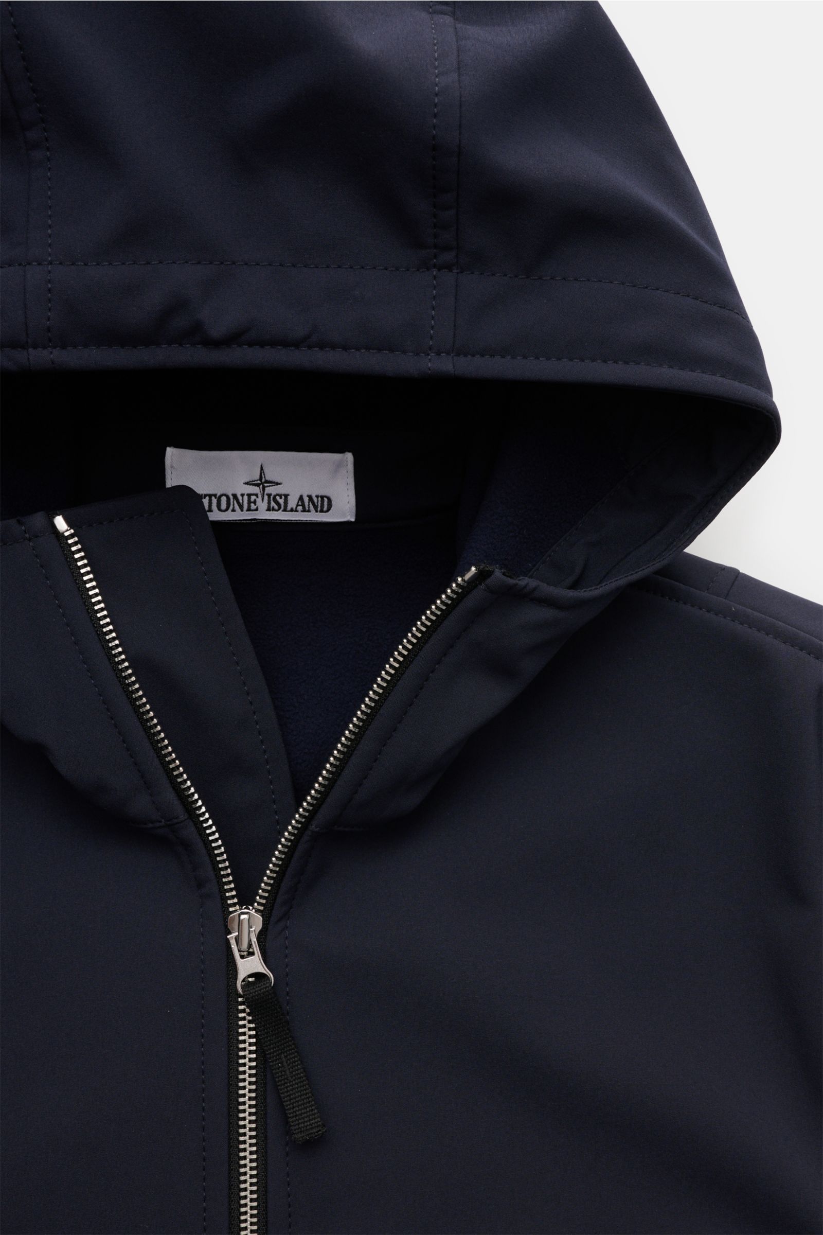 Close-up front view of the Stone Island Softshell-Blouson 'Light Soft Shell-R e.dye Technology' navy, showcasing its wind- and water-repellent elastic microfiber fabric, smooth touch, robust two-way zipper, and hood with drawstring. Ob für sportliche A