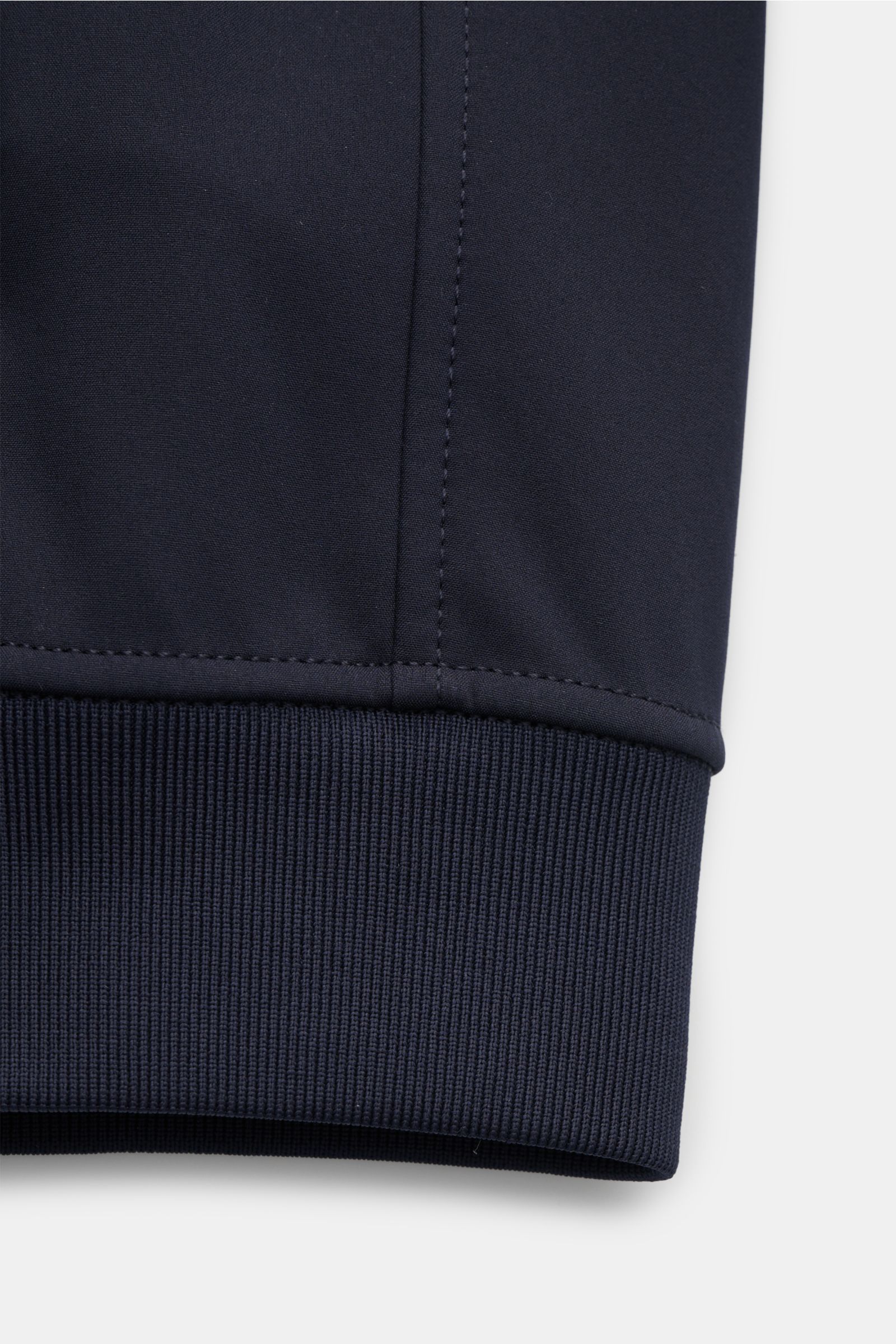 Close-up side view of the ribbed cuff on the navy Stone Island Softshell-Blouson 'Light Soft Shell-R e.dye Technology,' featuring elastic microfiber, smooth texture, wind- and water-repellent, breathable fabric, slim fit, durable two-way zipper, high stan
