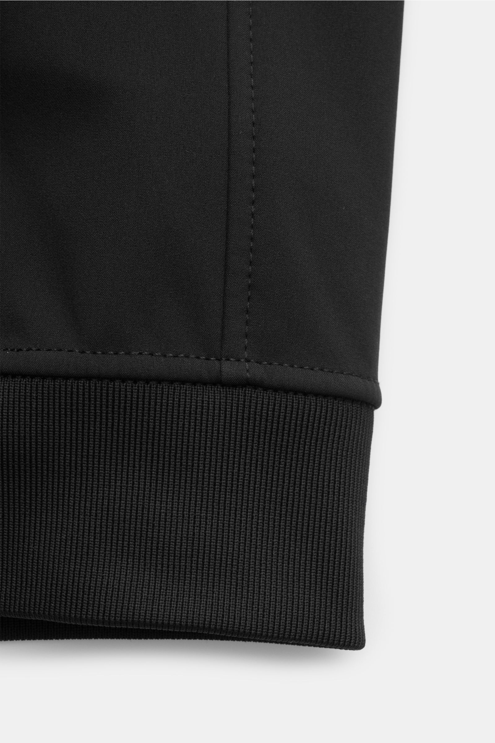 Close-up view of the cuff of the Stone Island Softshell-Blouson 'Light Soft Shell-R e.dye Technology' schwarz, featuring elastic microfiber, smooth touch, and ribbed cuff. Ob für sportliche Aktivitäten oder als Casual-Allrounder, auf die wind- und wassera