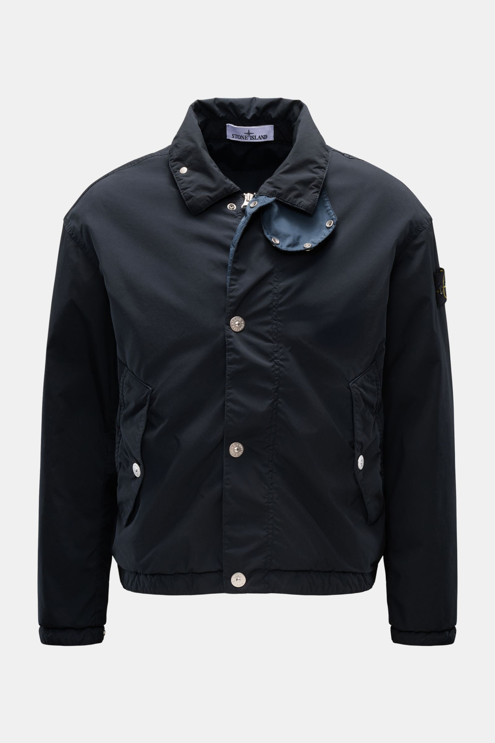Stone Island Jacke 'Light Compact Touch Poly-TC' navy, frontale Aufnahme, wasserabweisend, elastische Microfaser, Kompass-Badge am Ärmel, Regular Fit, zwei Pattentaschen mit Druckknopf.