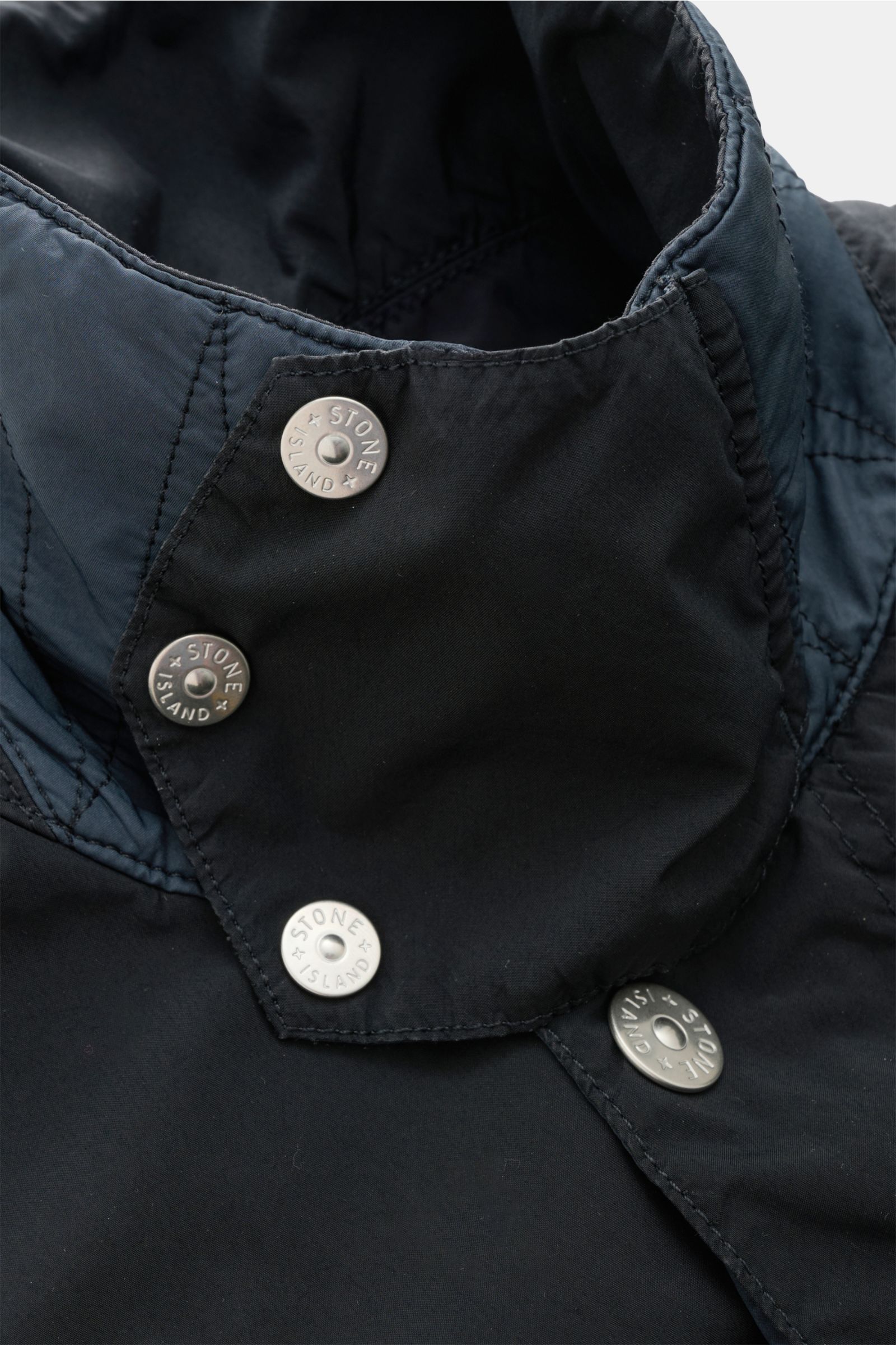 Stone Island Jacke 'Light Compact Touch Poly-TC' navy, Detailaufnahme von Kragen und Druckknöpfen, wasserabweisend, elastisch, weich.