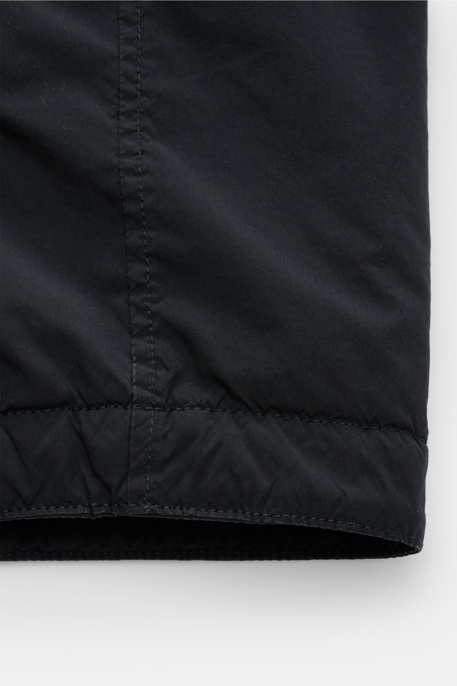 Stone Island Jacke 'Light Compact Touch Poly-TC' navy, Detailansicht Saum mit elastischer Microfaser, wasserabweisend, wattiert, Regular Fit.