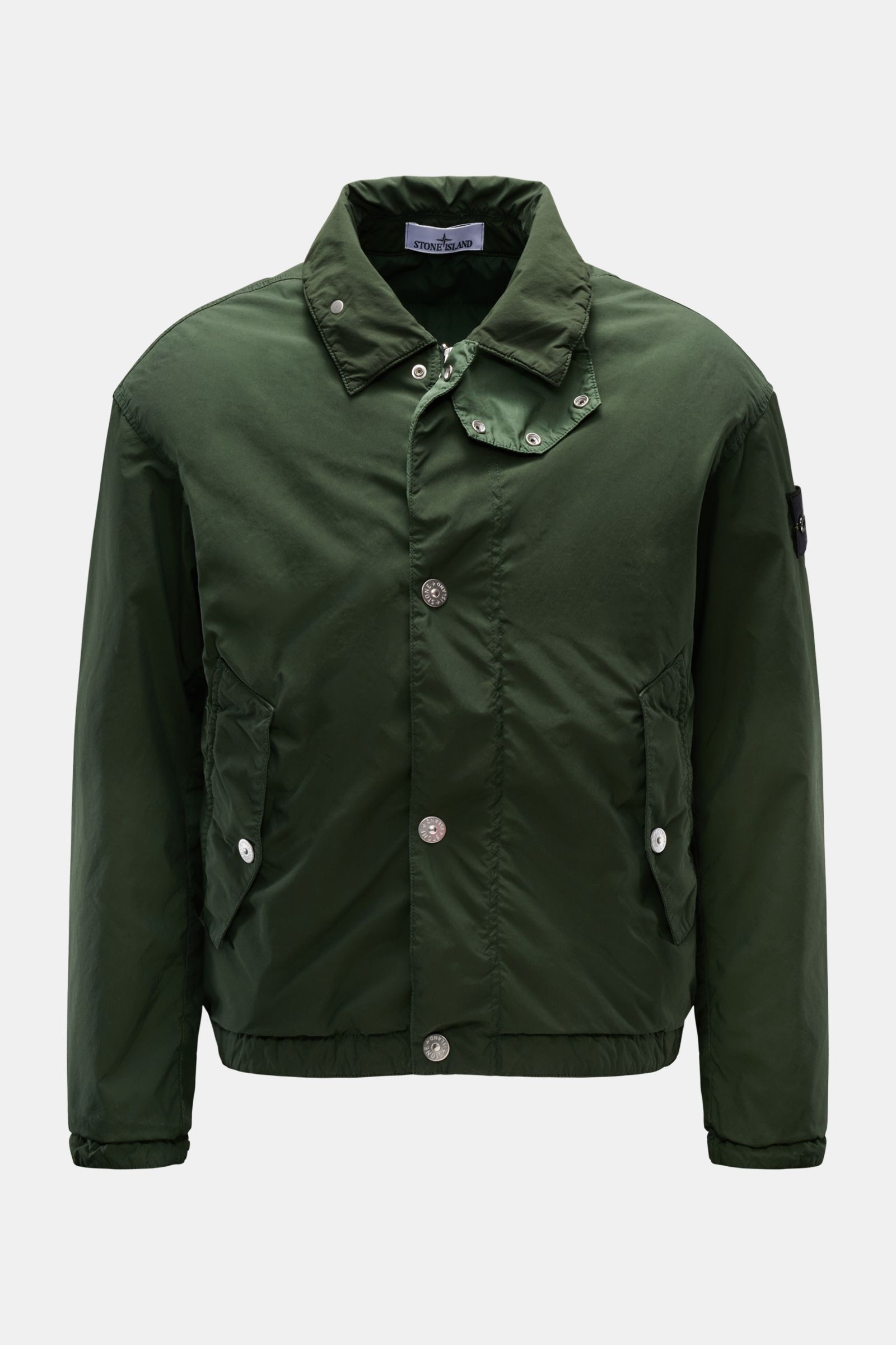 Stone Island Jacke 'Light Compact Touch Poly-TC' dunkelgrün, wasserabweisend, Regular Fit, von vorne, Kompass-Badge am Ärmel, zwei Pattentaschen.