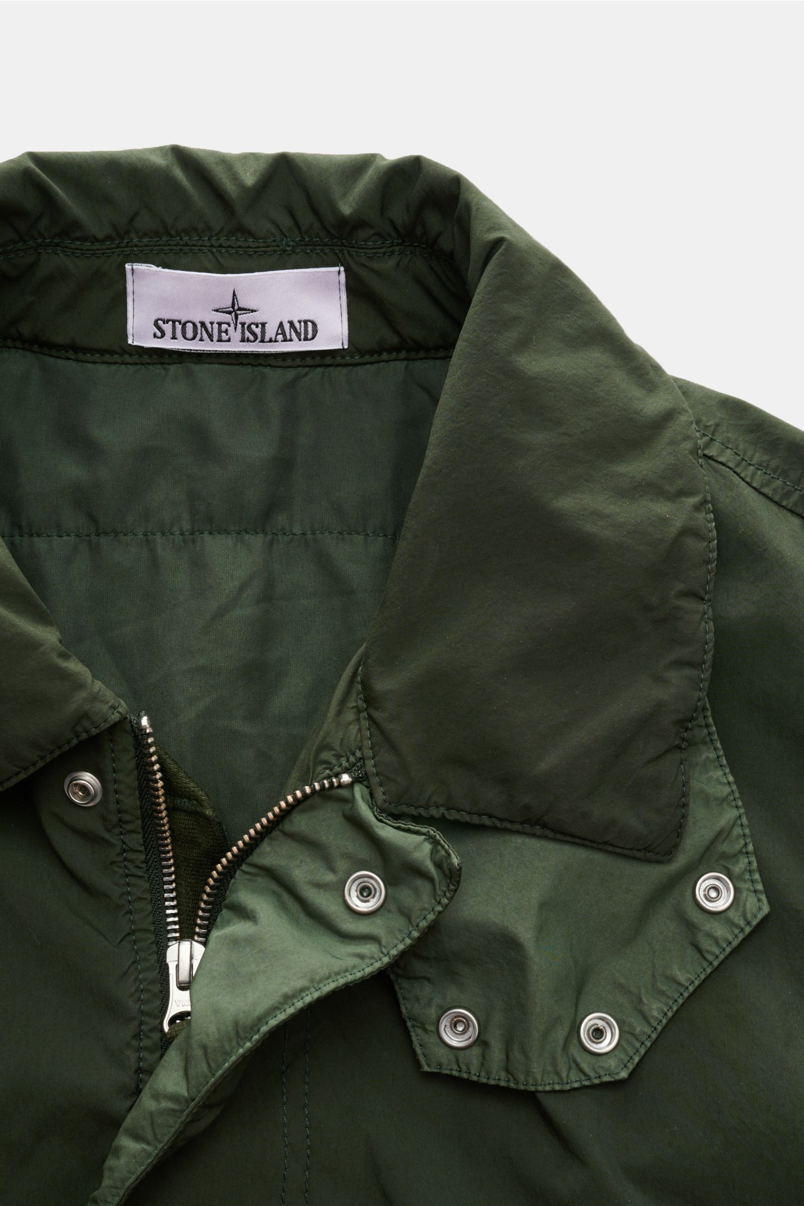 Stone Island Jacke 'Light Compact Touch Poly-TC' dunkelgrün, Nahaufnahme Kragen und Reißverschluss, wasserabweisend, elastische Microfaser, Regular Fit.