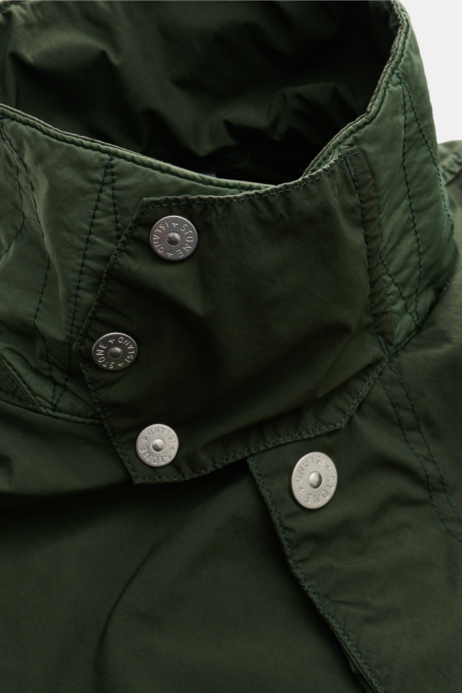 Stone Island Jacke 'Light Compact Touch Poly-TC' dunkelgrün, Nahaufnahme Kragen mit Druckknöpfen, elastische Microfaser, wasserabweisend, garment dyed.