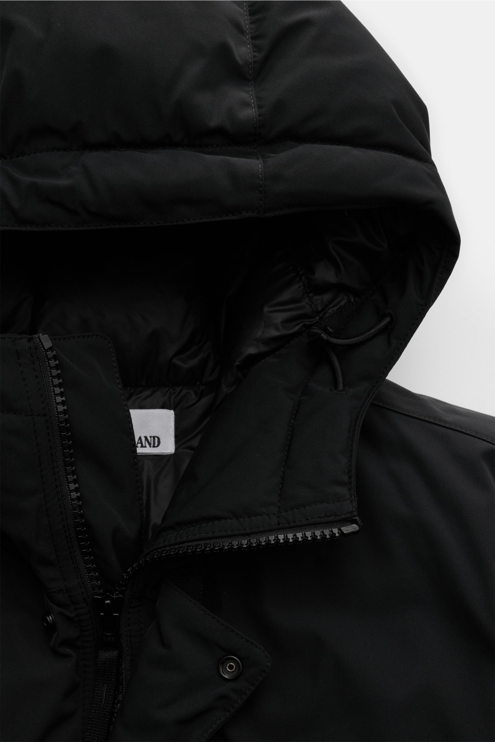 Stone Island Daunenparka 'Micro Twill Down' schwarz, Nahaufnahme von Kapuze, Reißverschluss, wasserabweisend, Twill-Mikrofaser, wärmend, Regular Fit.