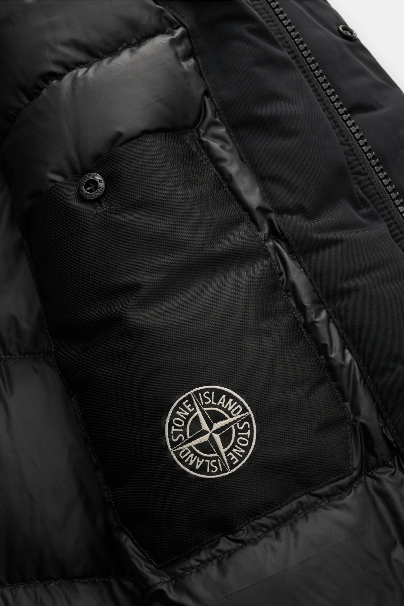 Stone Island Daunenparka 'Micro Twill Down' schwarz, Detailansicht Innenfach mit Kompass-Badge, weicher Twill, wasserabweisend, Daunenfüllung.