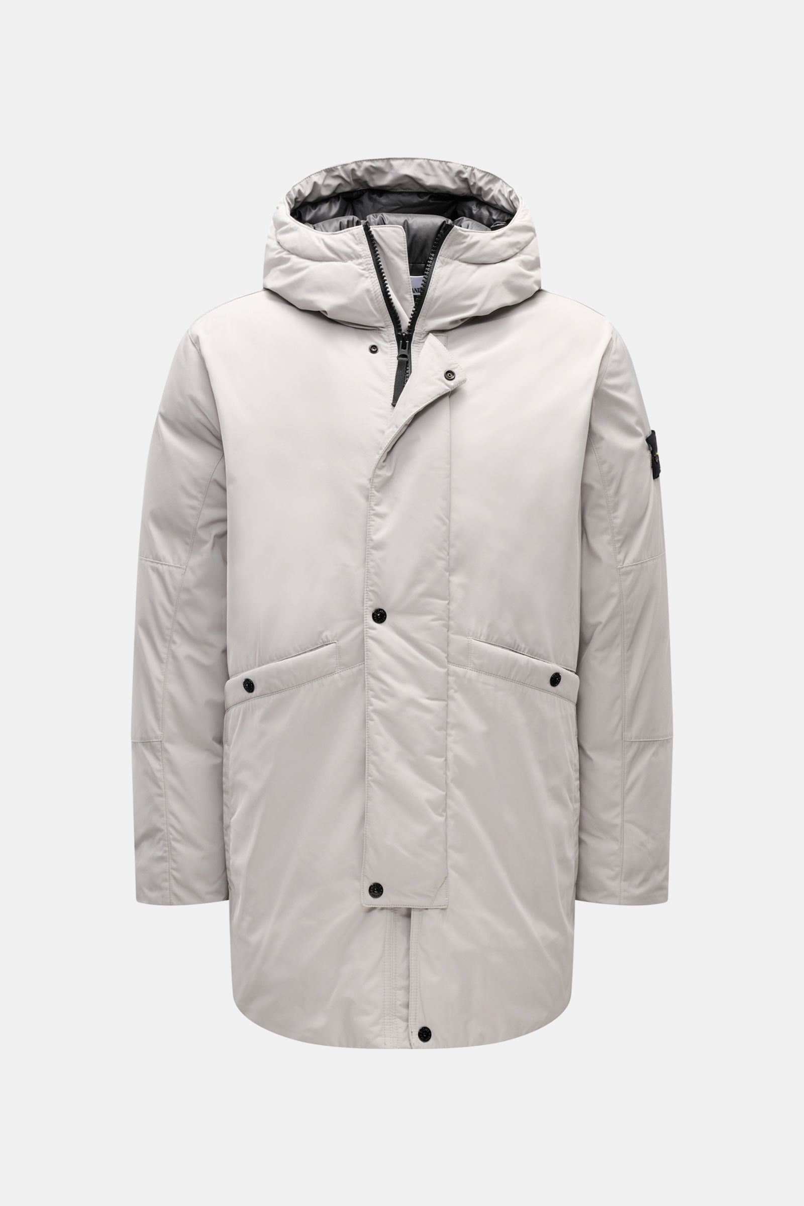 Stone Island Daunenparka 'Micro Twill Down' sand, frontal fotografiert, mit Kapuze, wasserabweisend, wärmender Daunenfüllung, Twill-Mikrofaser, Kompass-Badge, Tunnelzug und praktischen Taschen.