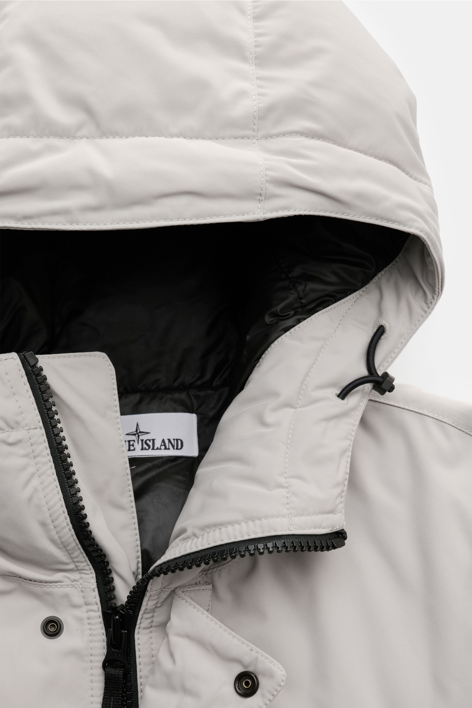 Stone Island Daunenparka 'Micro Twill Down' sand, Nahaufnahme von Kapuze und Reißverschluss, wasserabweisend, Daunenfüllung, Tunnelzug, Kompass-Badge.