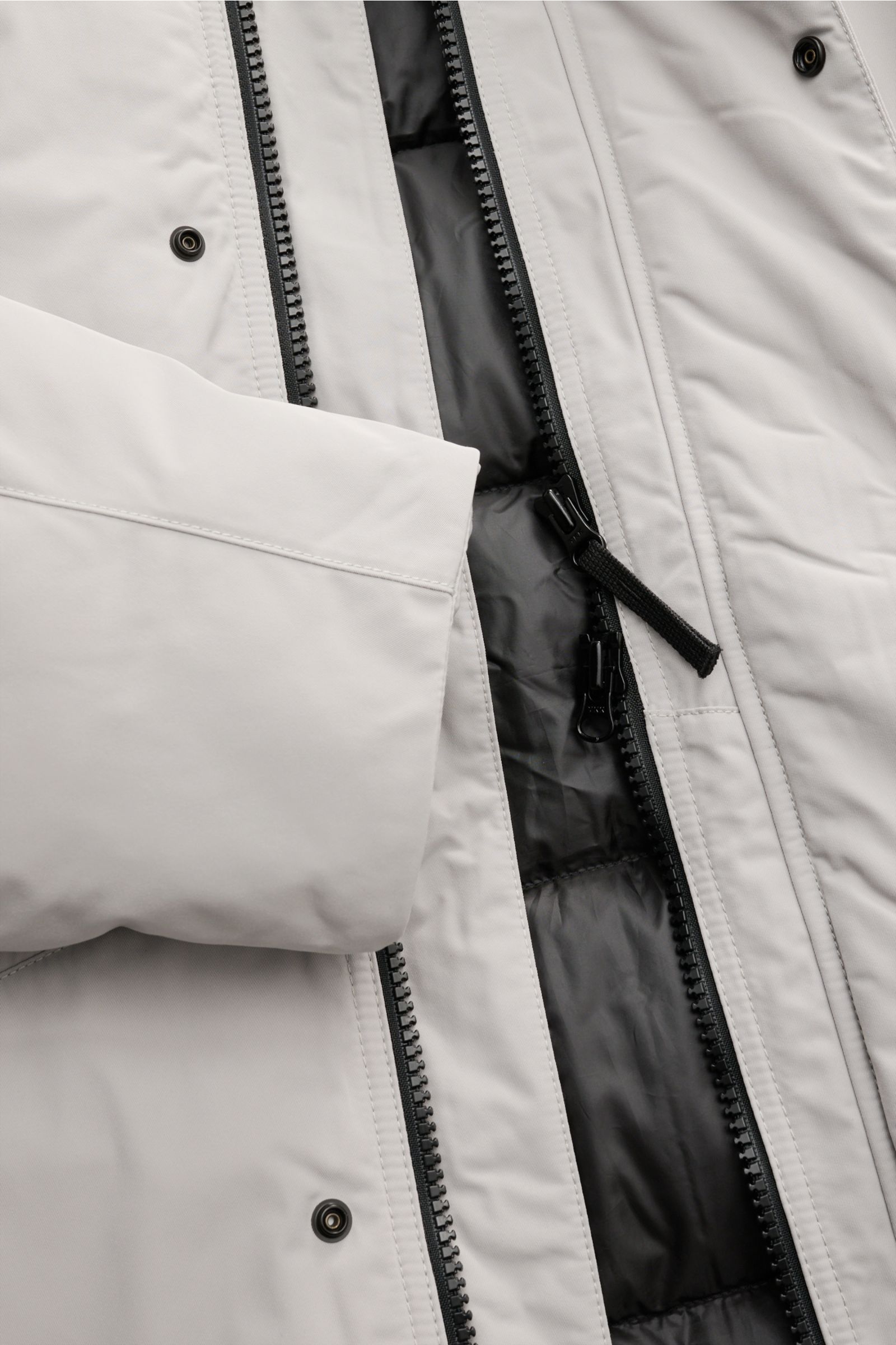 Stone Island Daunenparka 'Micro Twill Down' sand, Nahaufnahme von Reißverschluss, Ärmel und softem Twill-Material, wasserabweisend, warm.