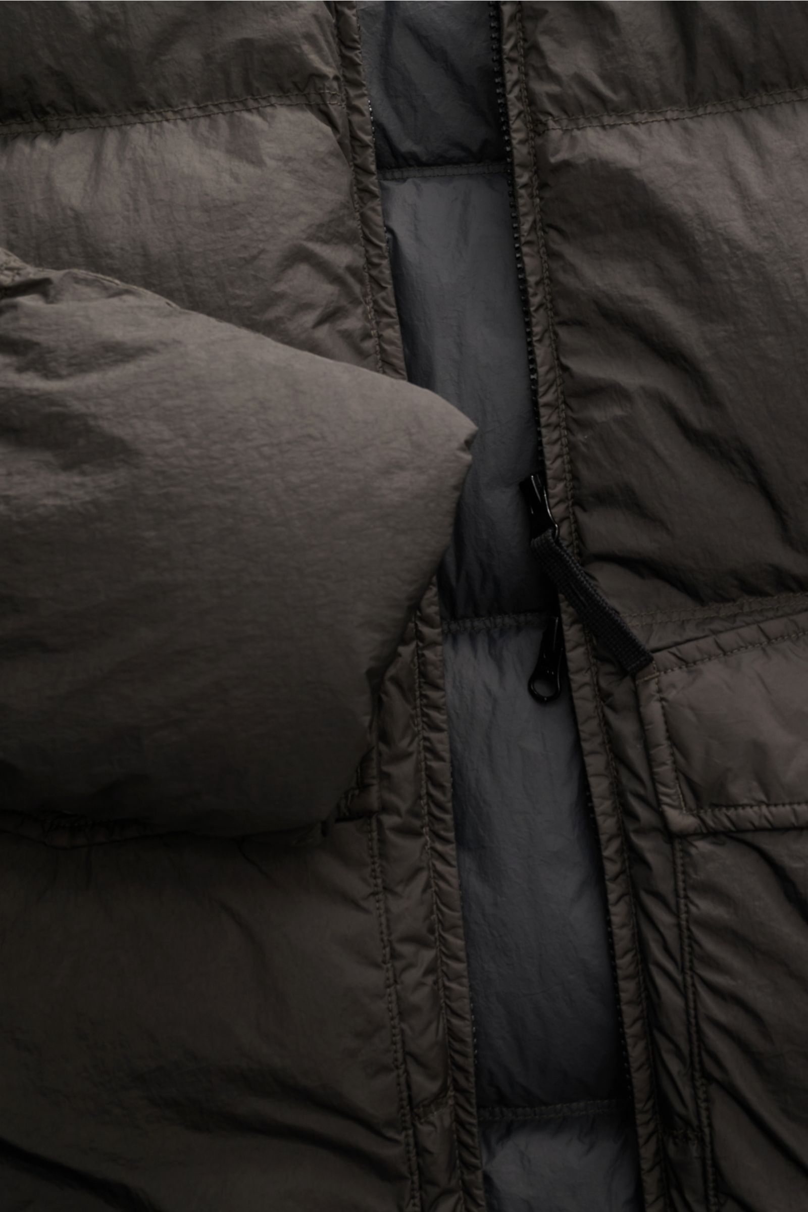 Stone Island Daunenjacke 'Garment Dyed Crinkle Reps NY' dunkelgrau, Detailaufnahme von innen mit Daunenfüllung und Reißverschluss, Crinkle-Microfaser.
