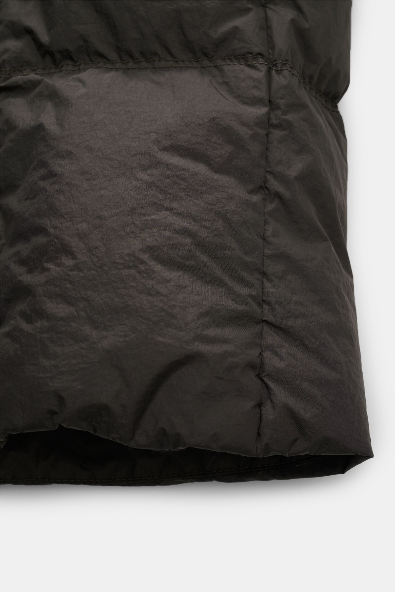 Stone Island Daunenjacke 'Garment Dyed Crinkle Reps NY' dunkelgrau, Detailansicht der beschichteten, crinkle-optik Microfaser mit Daunenfüllung.