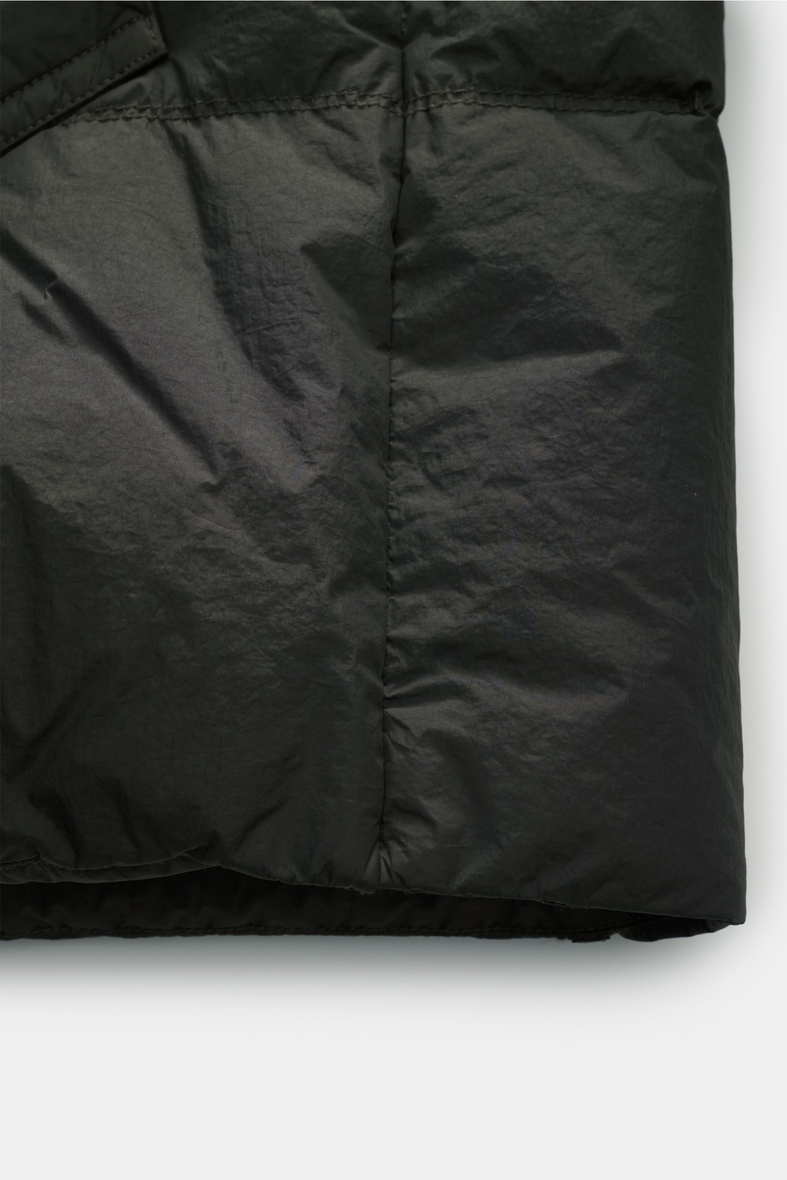 Close-up front view of Stone Island Daunenjacke 'Garment Dyed Crinkle Reps NY' dunkelgrau showing crinkle microfiber, down filling, and stitching details.