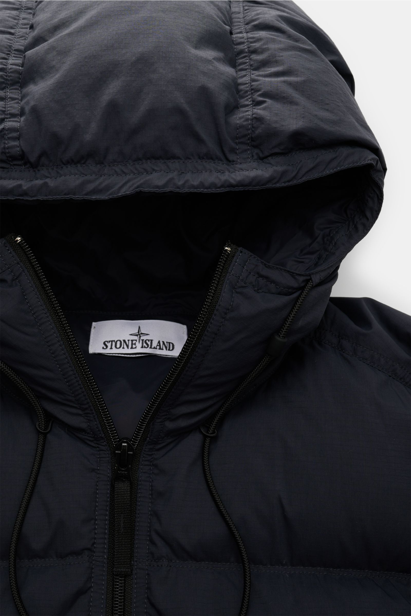 Stone Island Daunenjacke 'Matt Ripstop Cordura' navy, Detailaufnahme von Kapuze mit Tunnelzug, wasserabweisendes, mattes Taslan-Gewebe