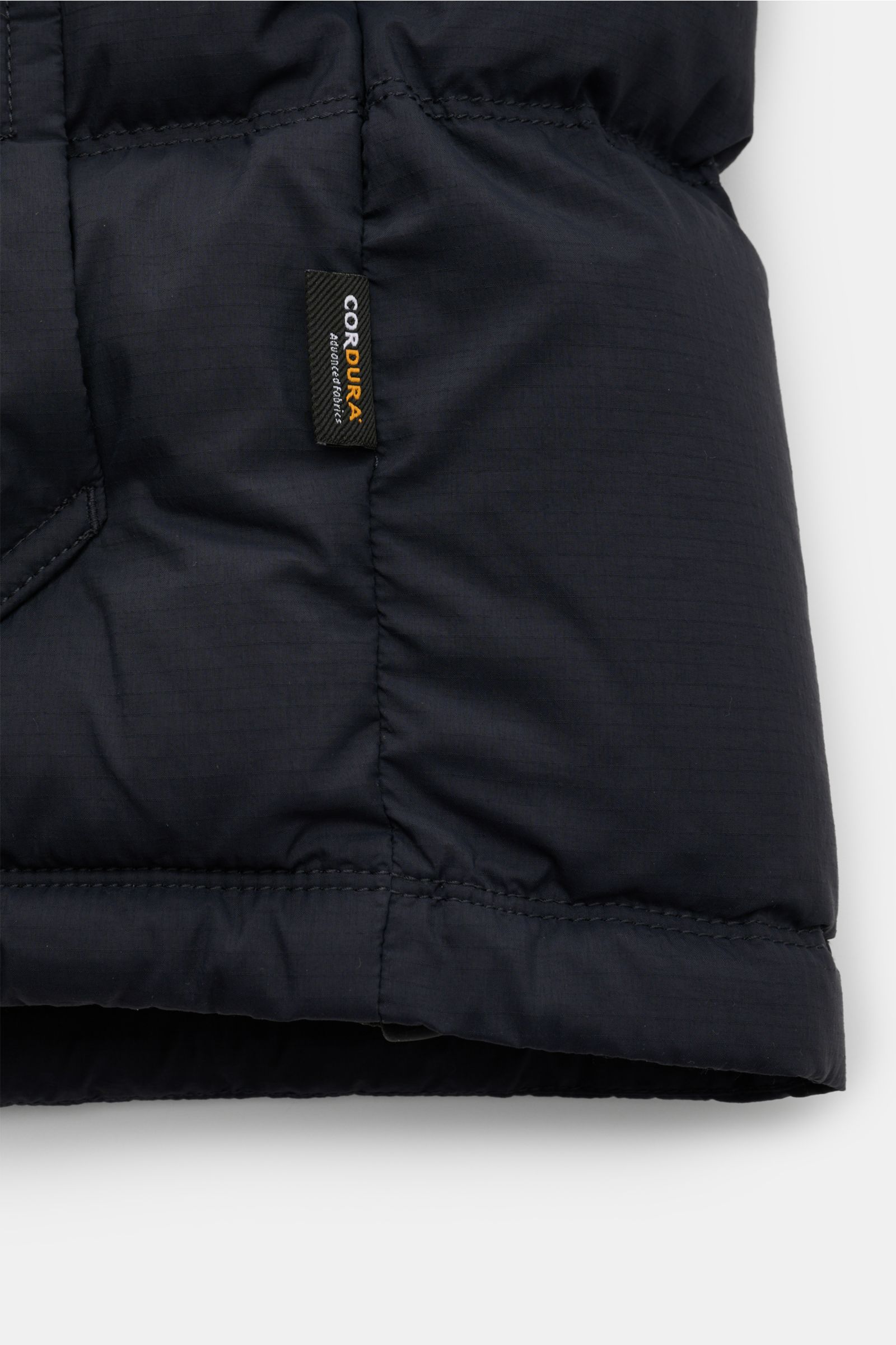 Stone Island Daunenjacke 'Matt Ripstop Cordura' navy, Detailansicht unten seitlich mit Cordura-Label, wasserabweisend, Slim Fit, Daunenfüllung.