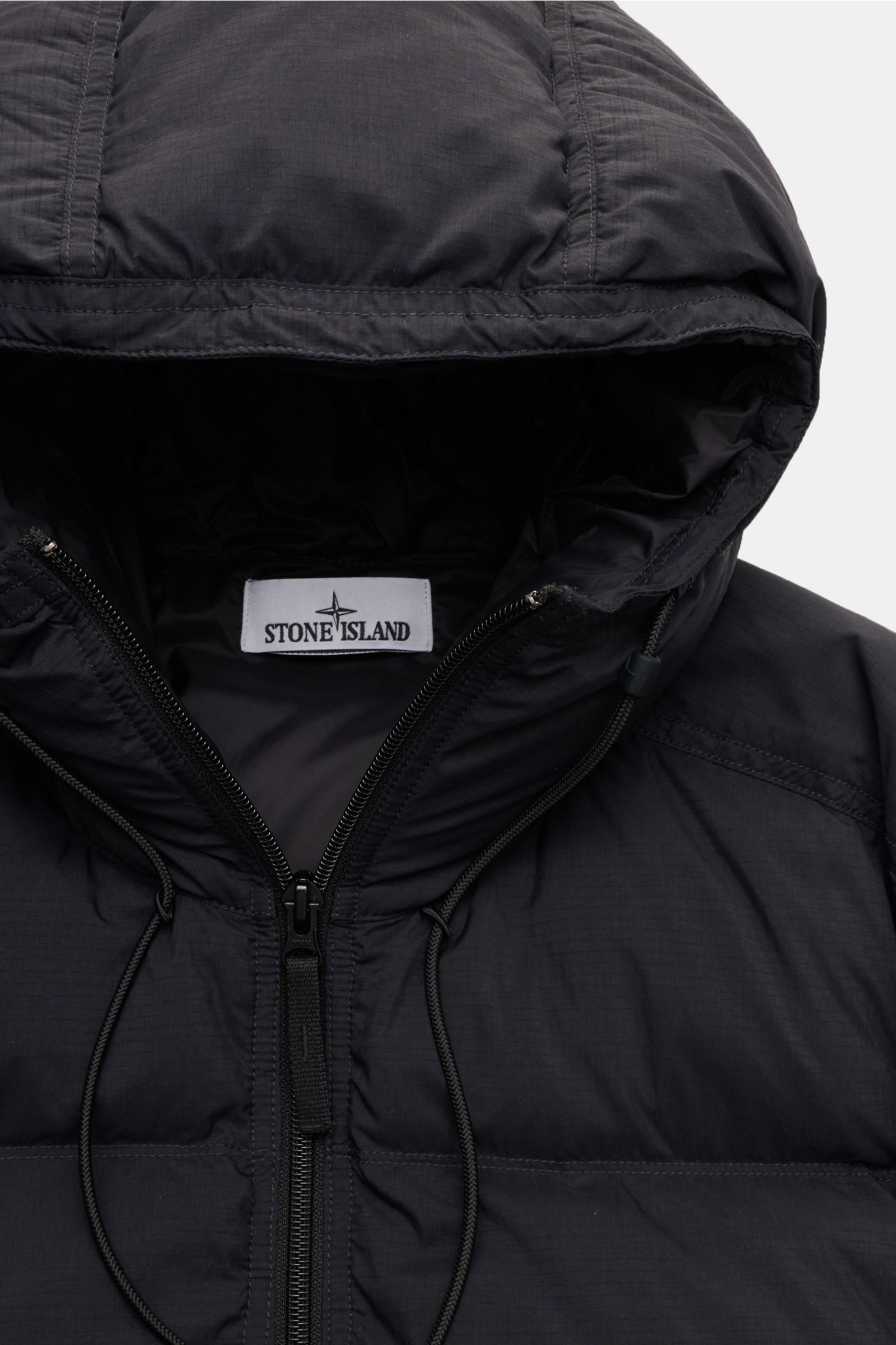 Close-up front view of Stone Island Daunenjacke 'Matt Ripstop Cordura' navy with hood, zipper, and drawstrings, showcasing ripstop fabric texture.

The alt tag precisely describes the image content within 125 characters, mentioning the perspective and pro