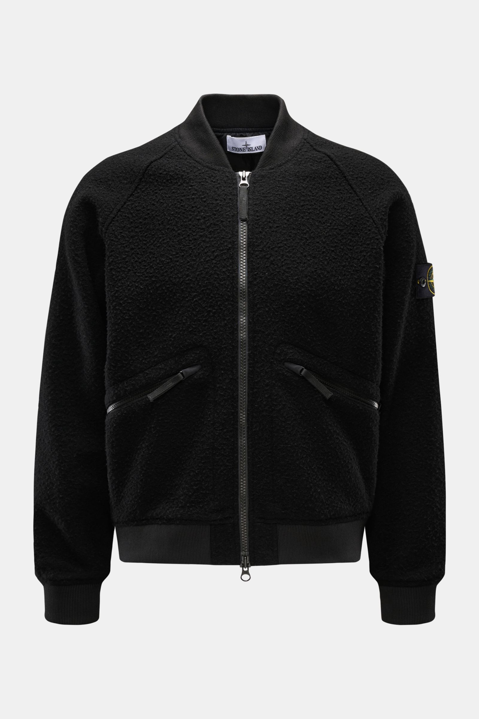 Stone Island Blouson 'Panno Ratinato' schwarz front view, black wool-mix bomber jacket with zippered pockets, ribbed collar, cuffs, and hem. Monochrome Herbst-Looks: Der Blouson 'Panno Ratinato' von STONE ISLAND wird mit seinem sportiven Design und dem St