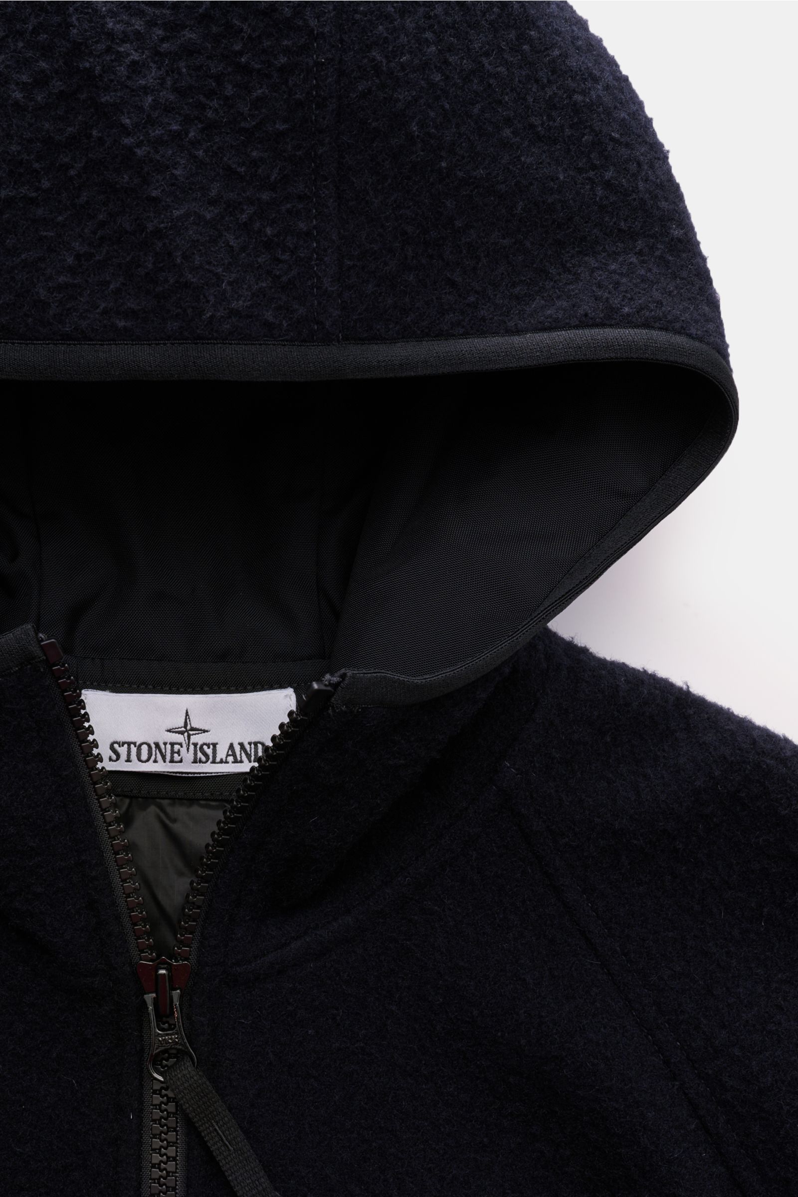 Stone Island Jacke 'Panno Ratinato' navy aus Wolle-Microfaser-Mix, Kapuze, Zwei-Wege-Reißverschluss, Ratiné-Struktur, Front-Detailaufnahme.