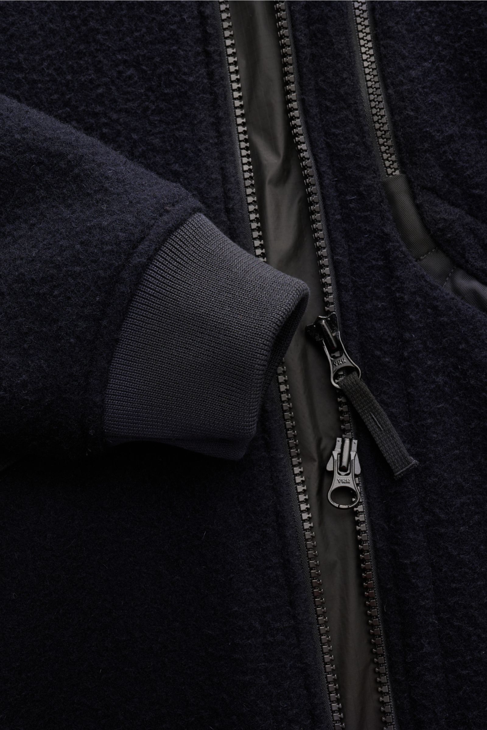 Nahaufnahme der Stone Island Jacke 'Panno Ratinato' navy von schräg oben, zeigt Ratiné-Wolle, Rippbündchen und robusten Zwei-Wege-Reißverschluss.