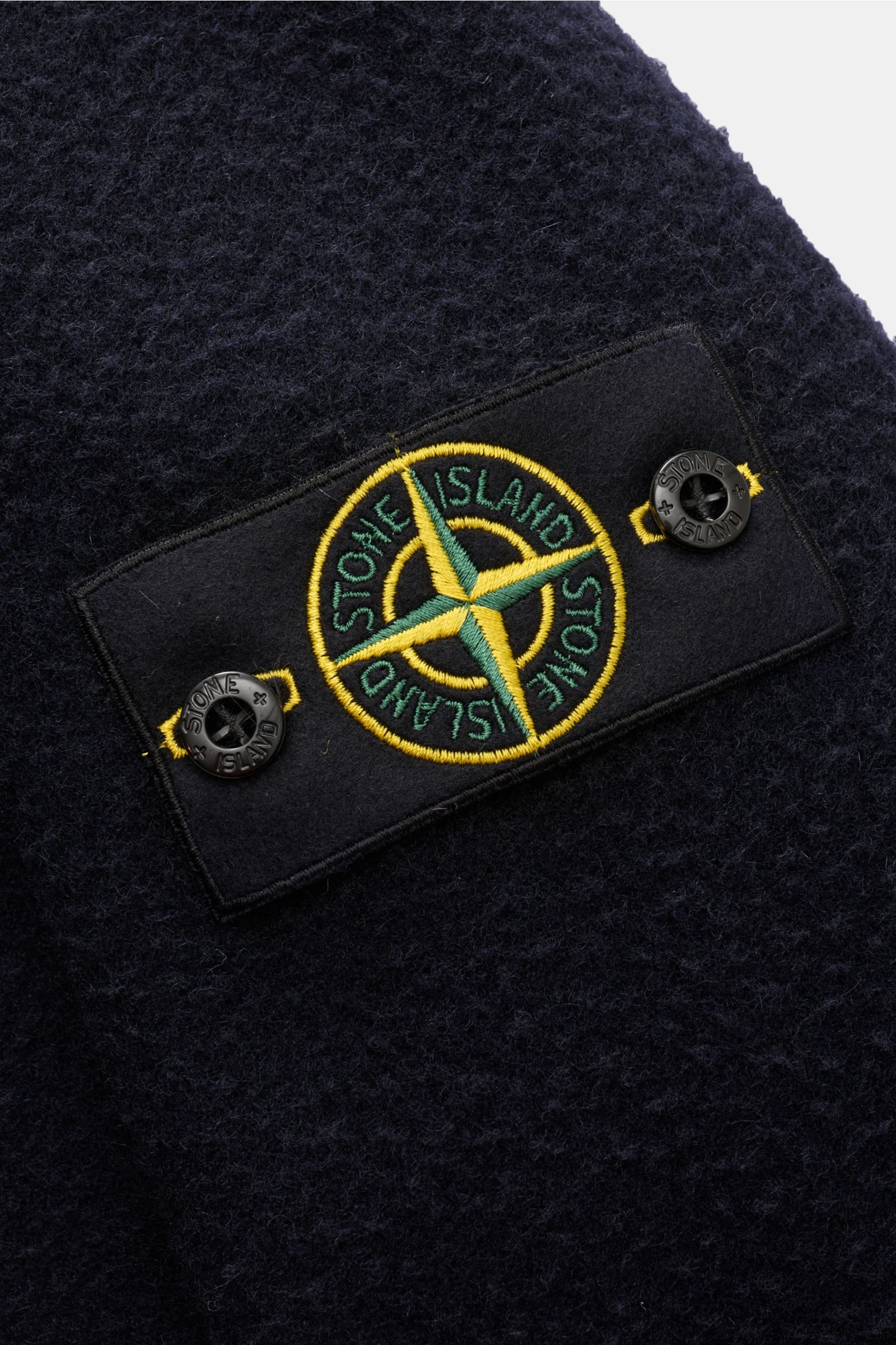 Alt-Tag (124 Zeichen): Nahaufnahme der Stone Island Jacke 'Panno Ratinato' navy mit Logo-Patch, Ratiné-Woll-Mix, sportiv und funktional.