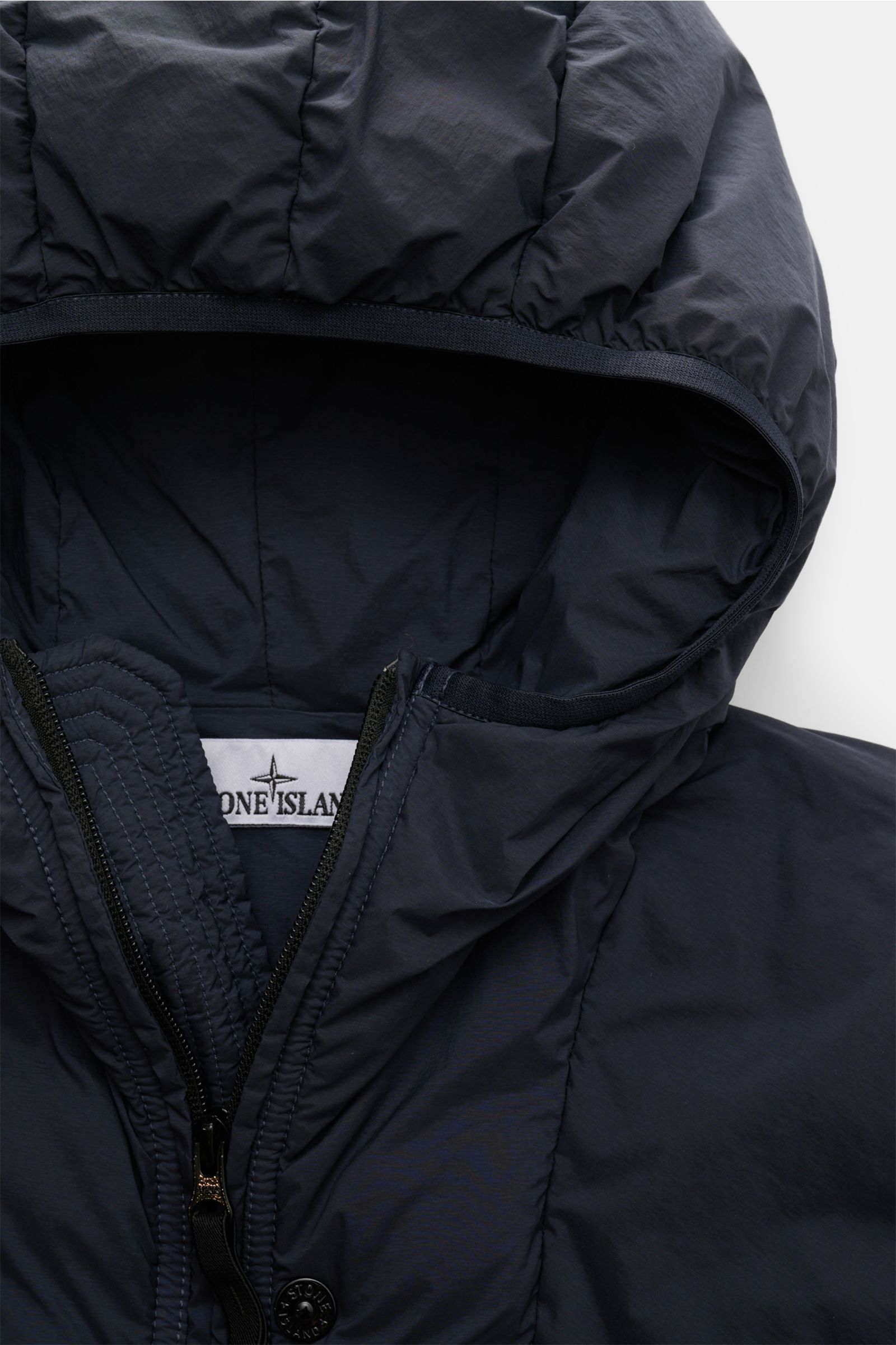 Stone Island Daunenjacke 'Seamless Tunnel Nylon Down-TC' navy, Nahaufnahme von Kapuze, Reißverschluss, glatter Microfaser, Slim Fit.