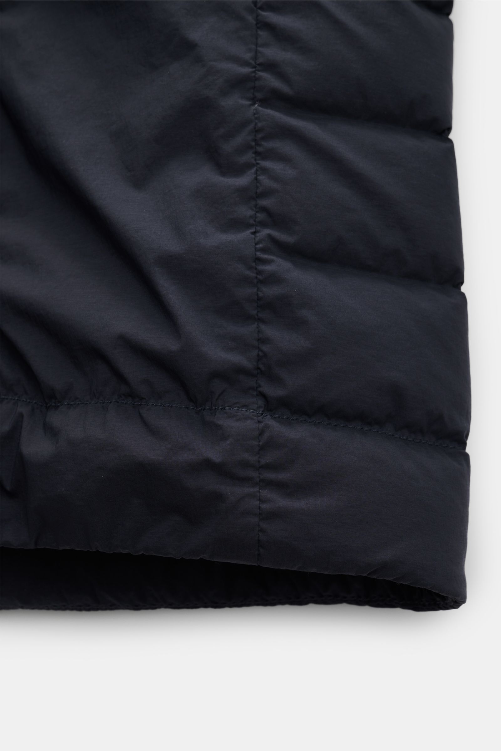 Stone Island Daunenjacke 'Seamless Tunnel Nylon Down-TC' navy in Detailaufnahme, nahtlos, leichte Entendaunenfüllung, glatter Griff.