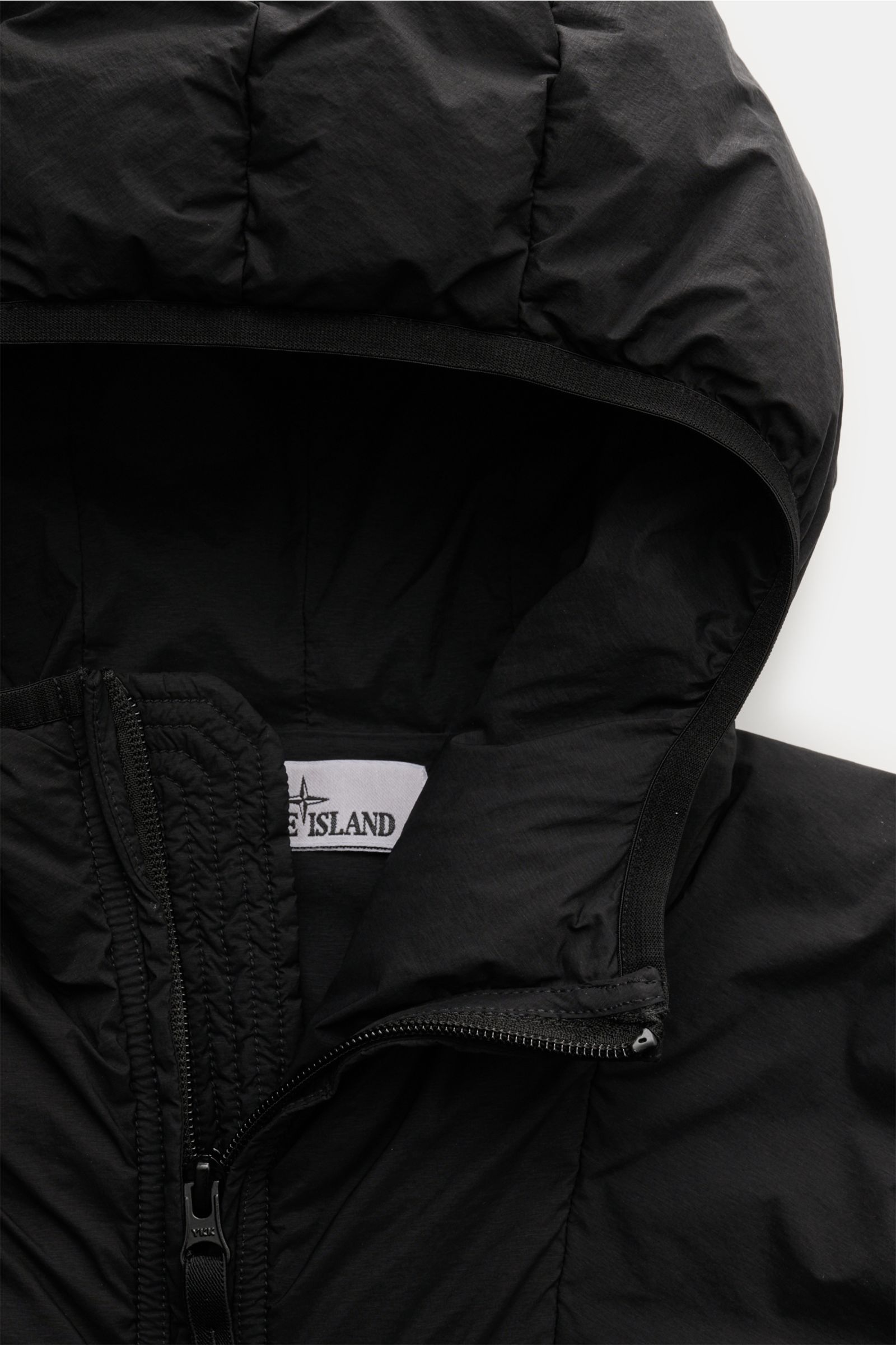 Stone Island Daunenjacke 'Seamless Tunnel Nylon Down-TC' schwarz, Nahaufnahme von Kapuze und Reißverschluss, glatte Microfaser, Slim Fit.