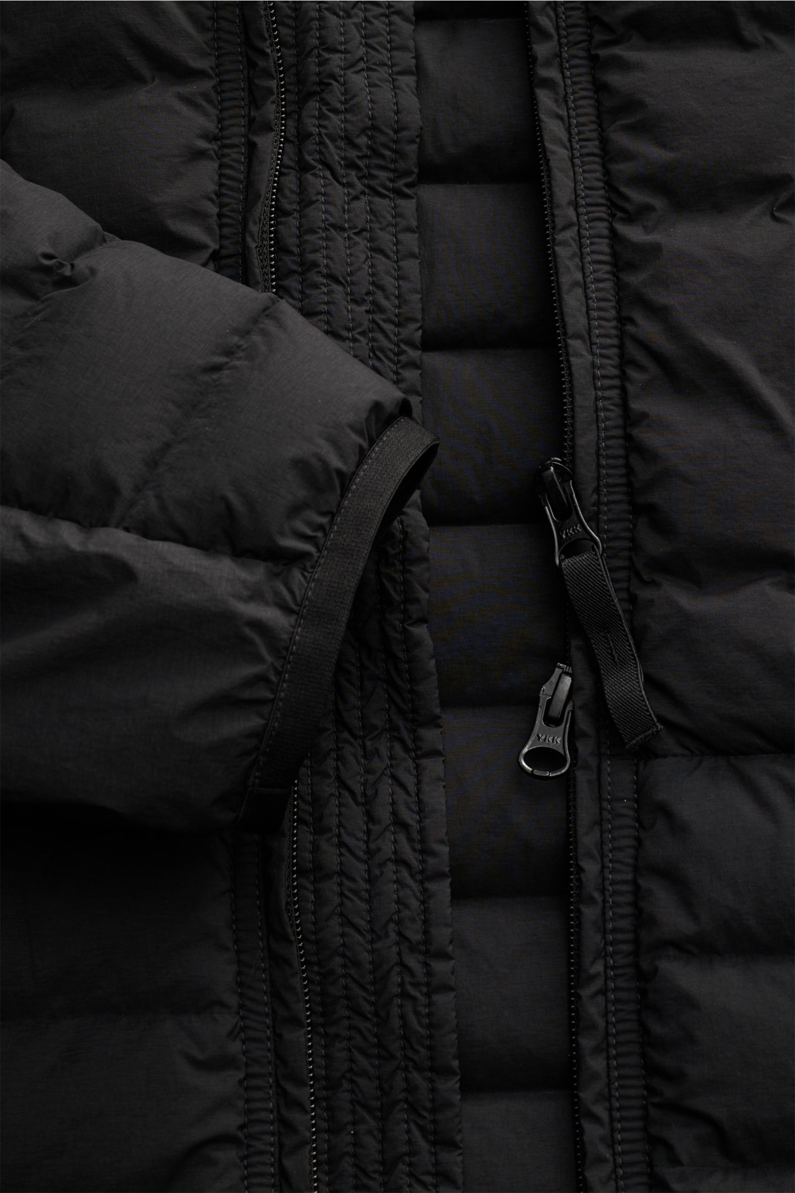 Stone Island Daunenjacke 'Seamless Tunnel Nylon Down-TC' schwarz, Detailaufnahme von Reißverschluss, Ärmelabschluss, leichte Entendaunenfüllung, Microfaser.