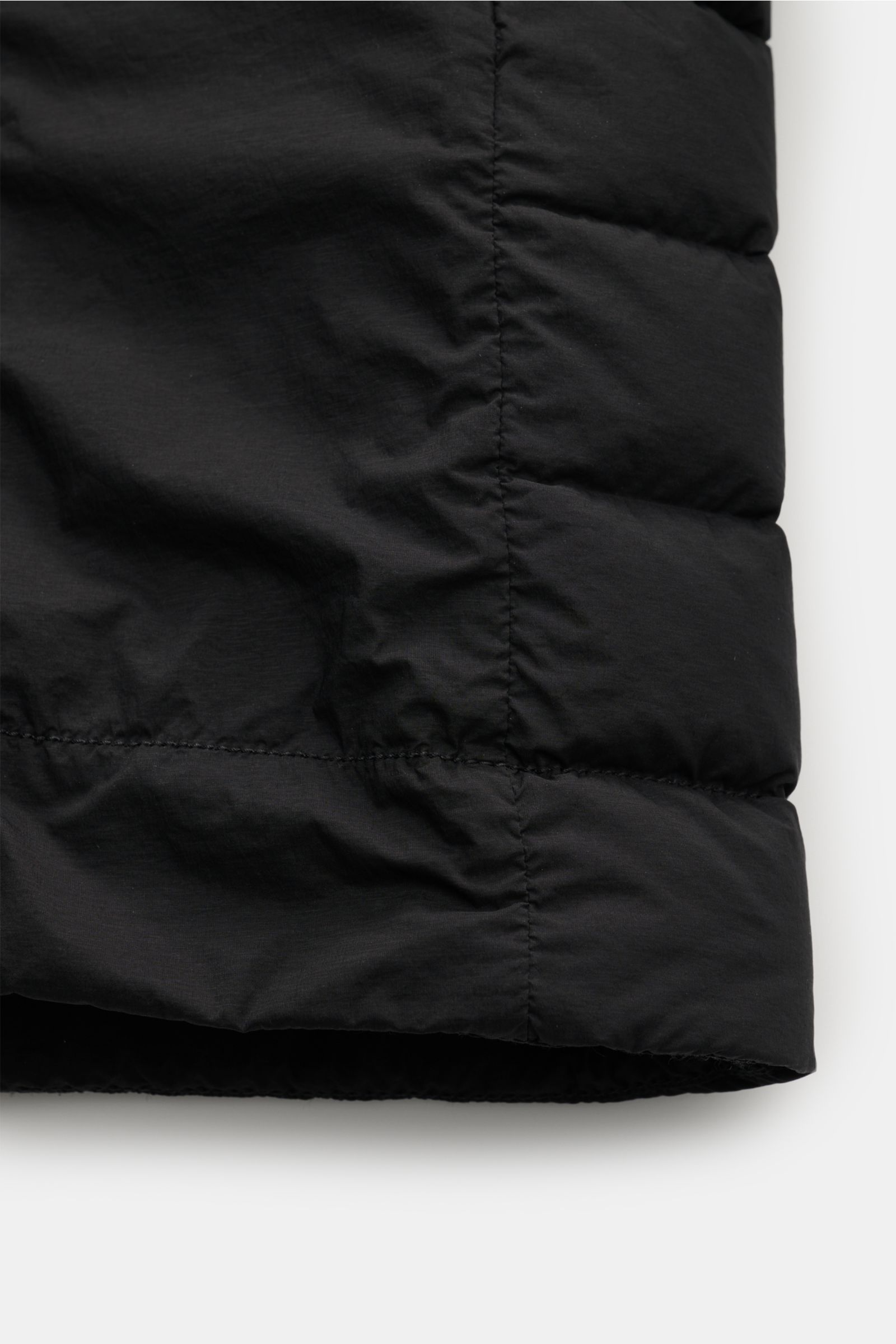 Stone Island Daunenjacke 'Seamless Tunnel Nylon Down-TC' schwarz, Detailansicht der hochwertigen, leicht elastischen Microfaser mit glattem Griff und Daunenfüllung.