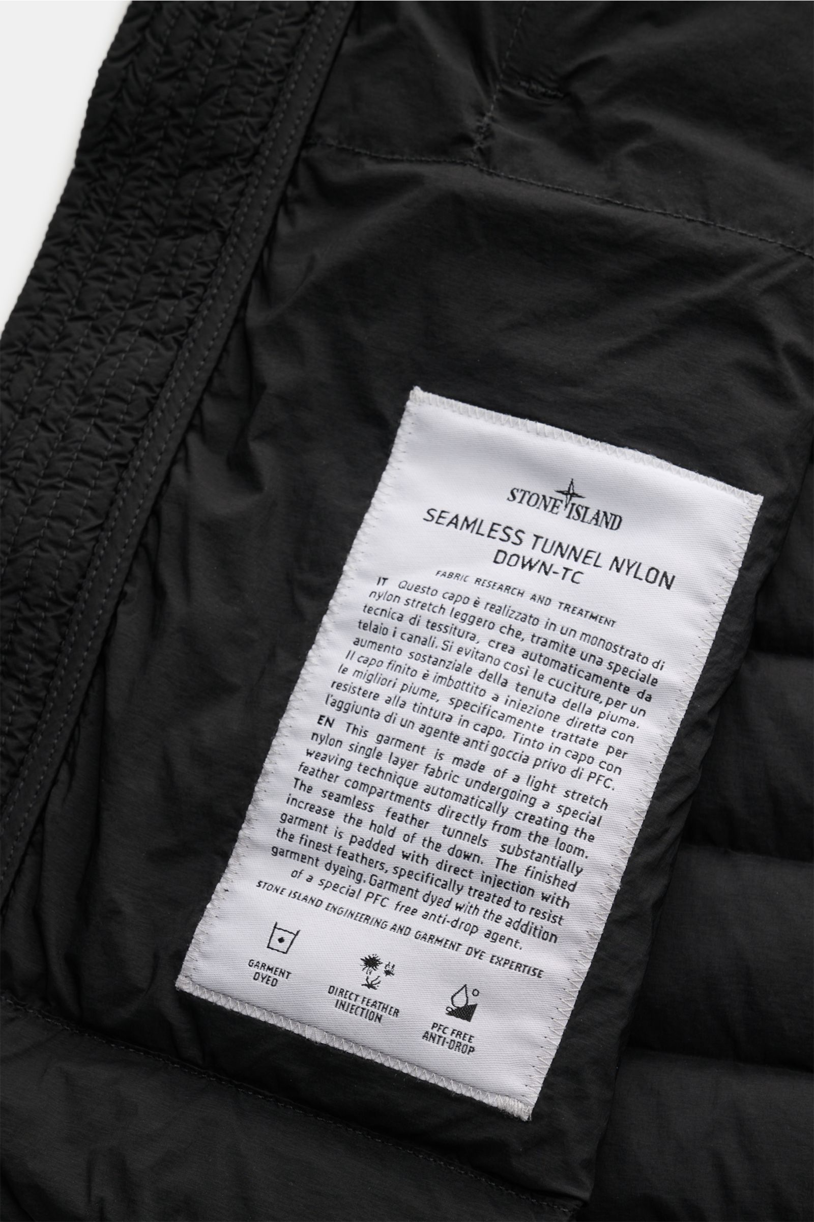 Stone Island Daunenjacke 'Seamless Tunnel Nylon Down-TC' schwarz, Detailansicht des Innenetiketts mit Infos zu Microfaser, Daunenfüllung und Komfort.
