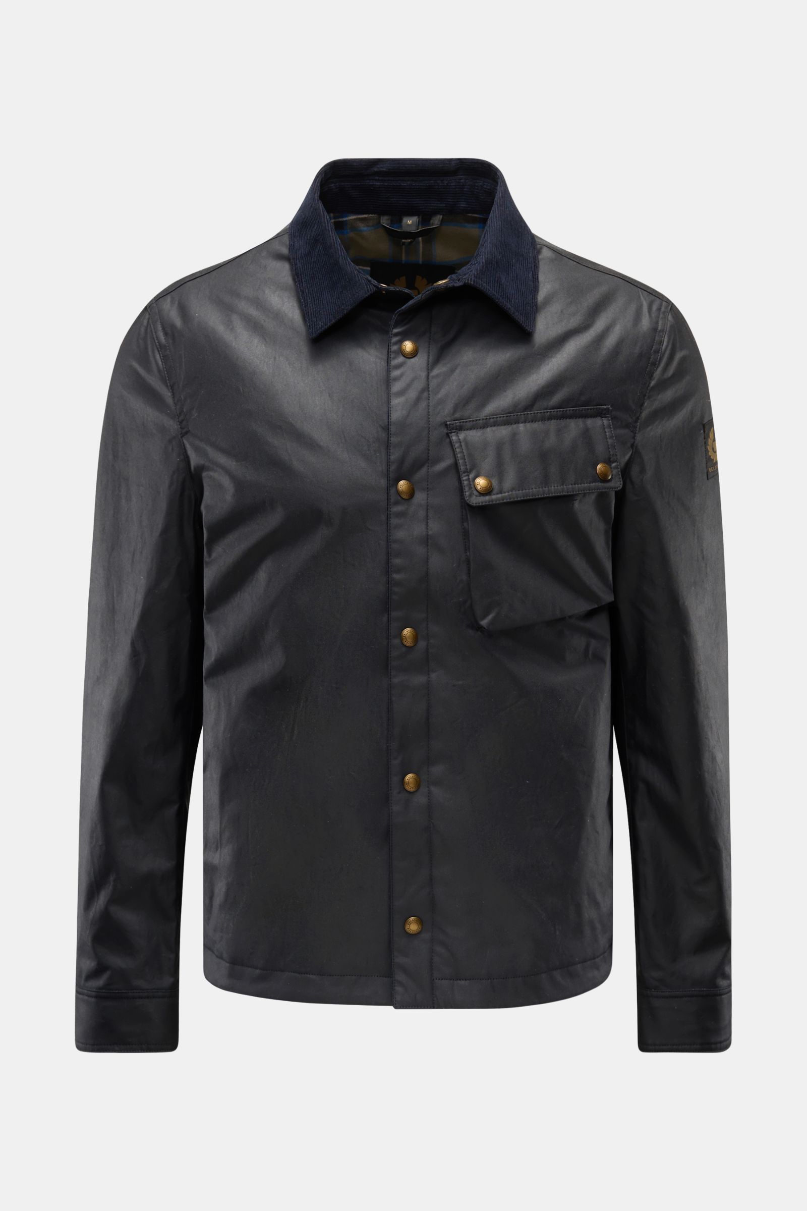 Belstaff Jacke 'Ground' dark olive, frontale Nahaufnahme, kastiger Schnitt, gewachste Baumwolle, Slim Fit, Cordkragen, Tartanfutter, Brusttasche mit Patte, Druckknöpfe.