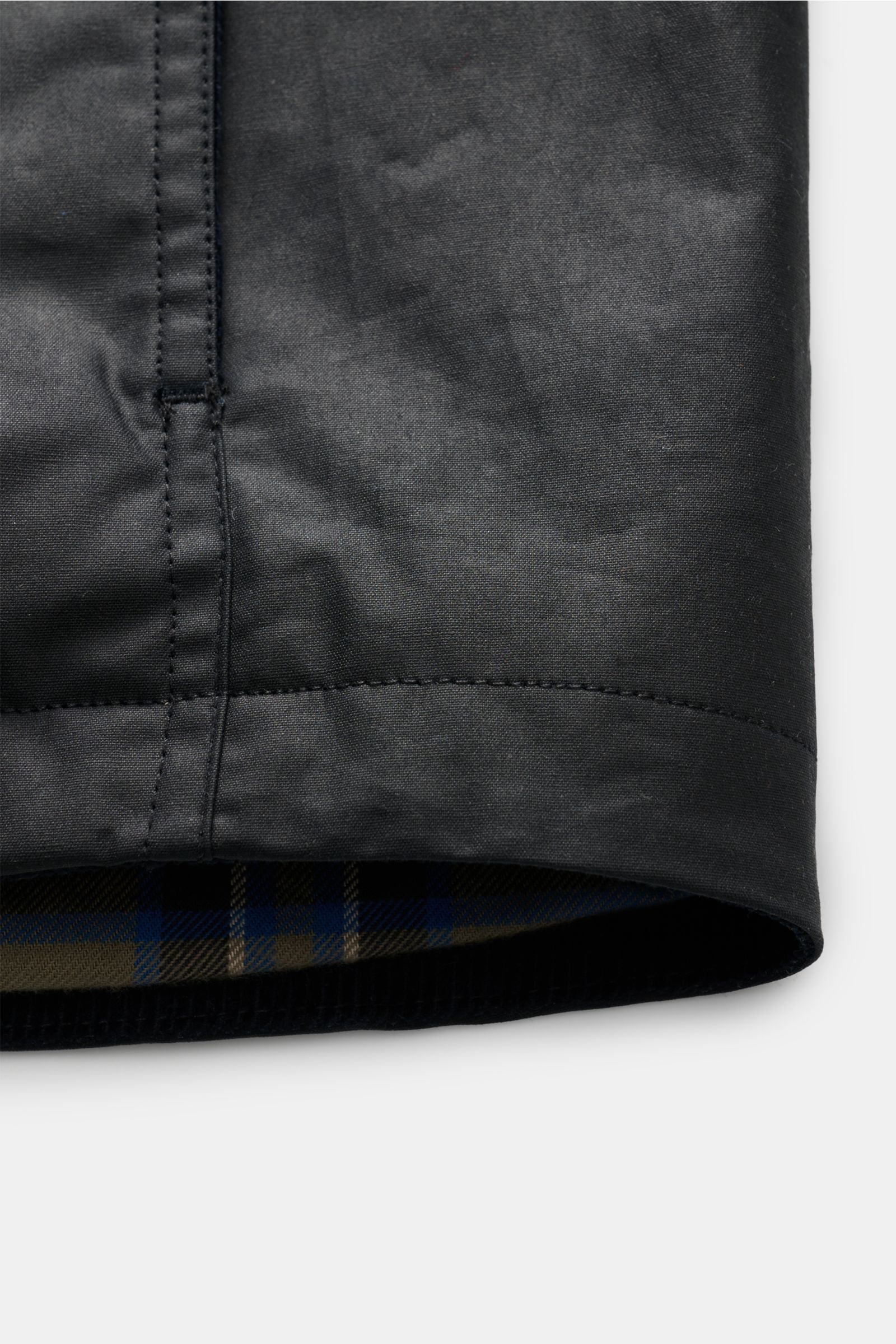 Belstaff Jacke 'Ground' dark olive aus gewachster Baumwolle, Slim Fit, mit Tartan-Futter, Nahaufnahme vom Ärmel mit Cordbesatz und Naht.