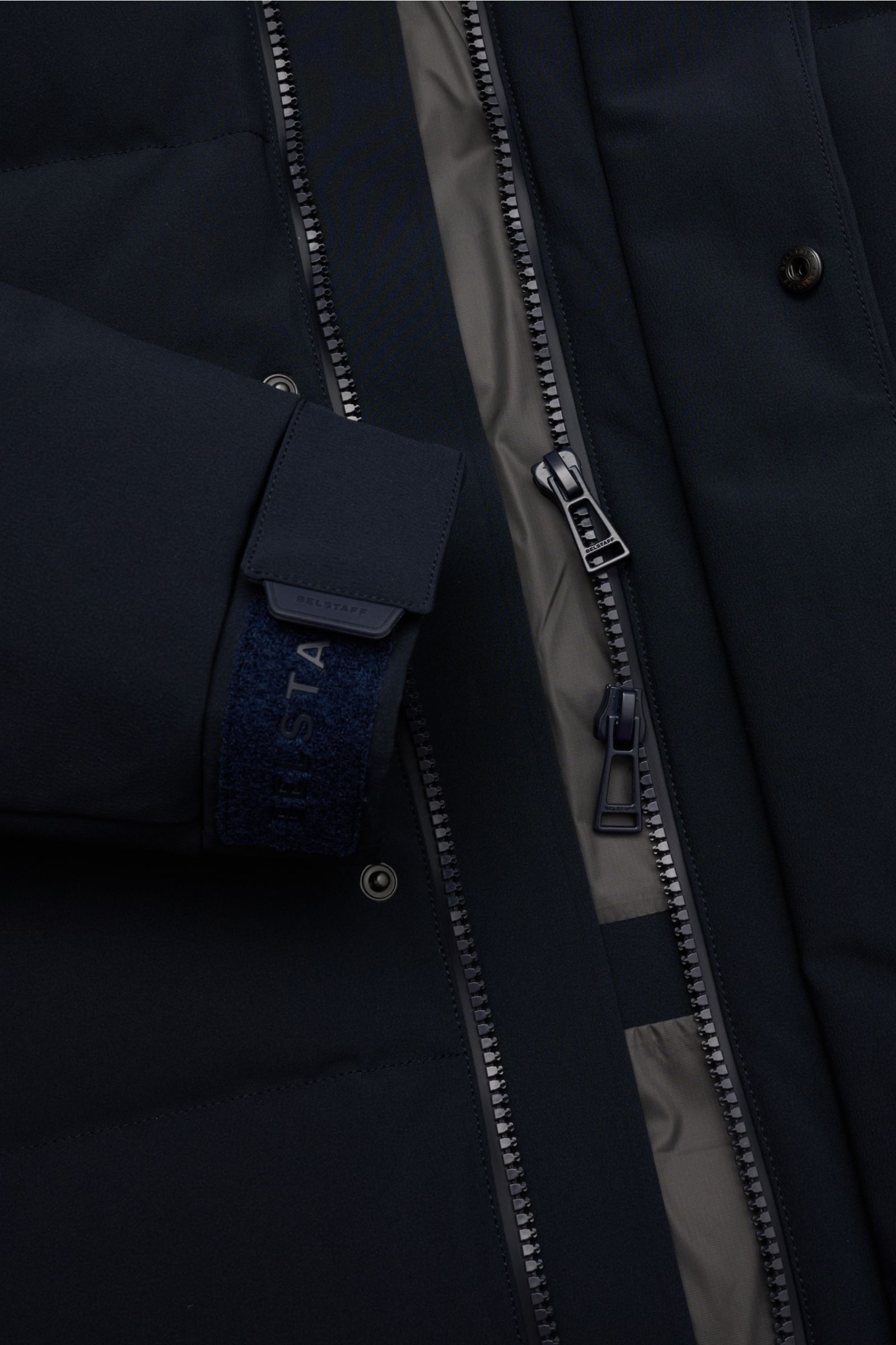 Belstaff Daunenjacke 'Pendulum' navy in Nahaufnahme von innen mit Zwei-Wege-Reißverschluss, Daunenfüllung, verstellbarem Ärmelbündchen und robustem Material.