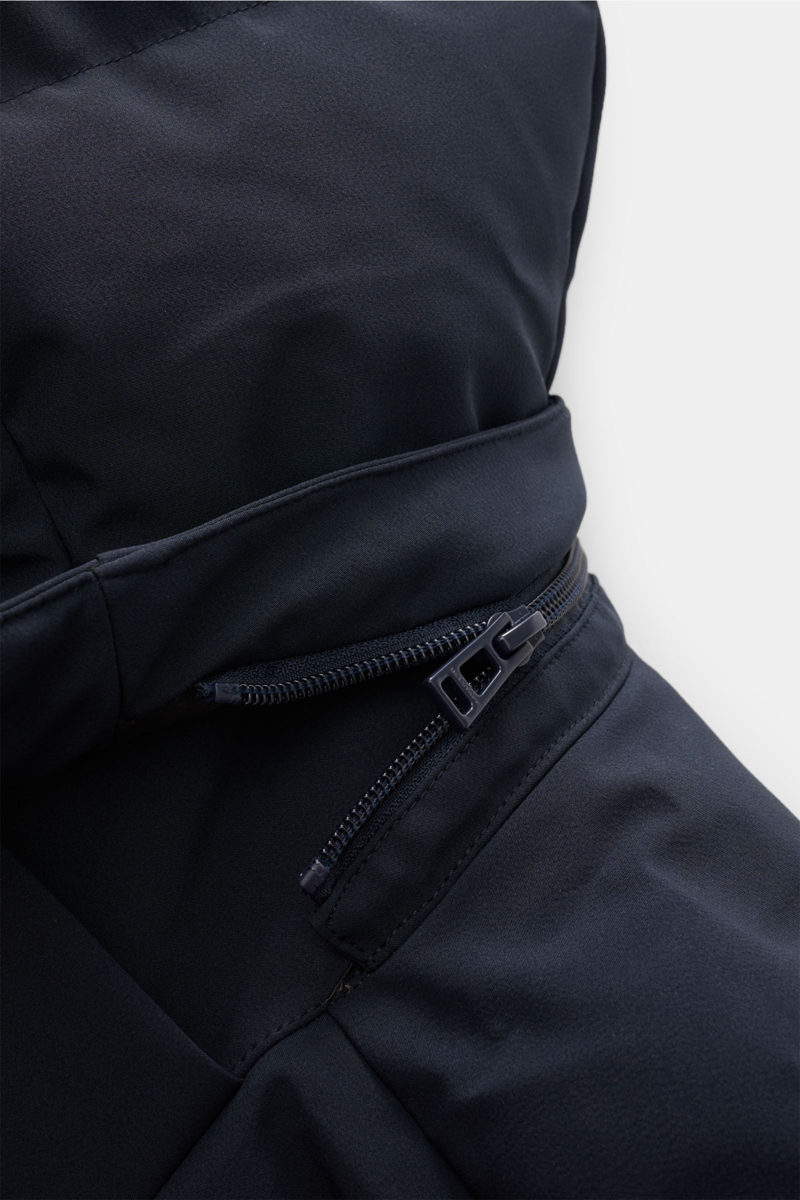 Nahaufnahme der Belstaff Daunenjacke 'Pendulum' navy von schräg oben, zeigt den robusten Zwei-Wege-Reißverschluss und hochwertige Microfaser.