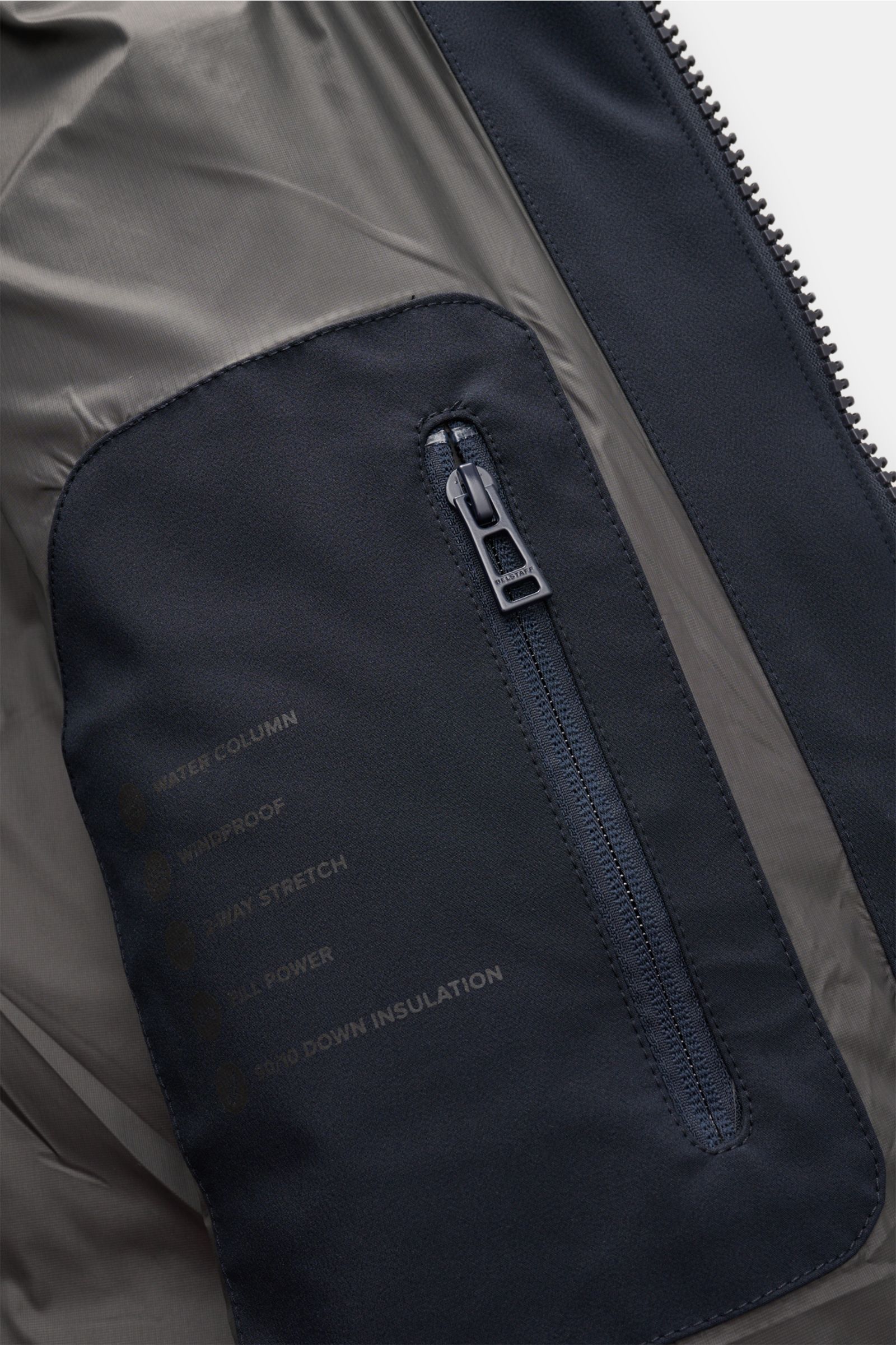 Nahaufnahme der Innentasche der Belstaff Daunenjacke 'Pendulum' navy mit Reißverschluss, Microfaserfutter und Daunenfüllung.