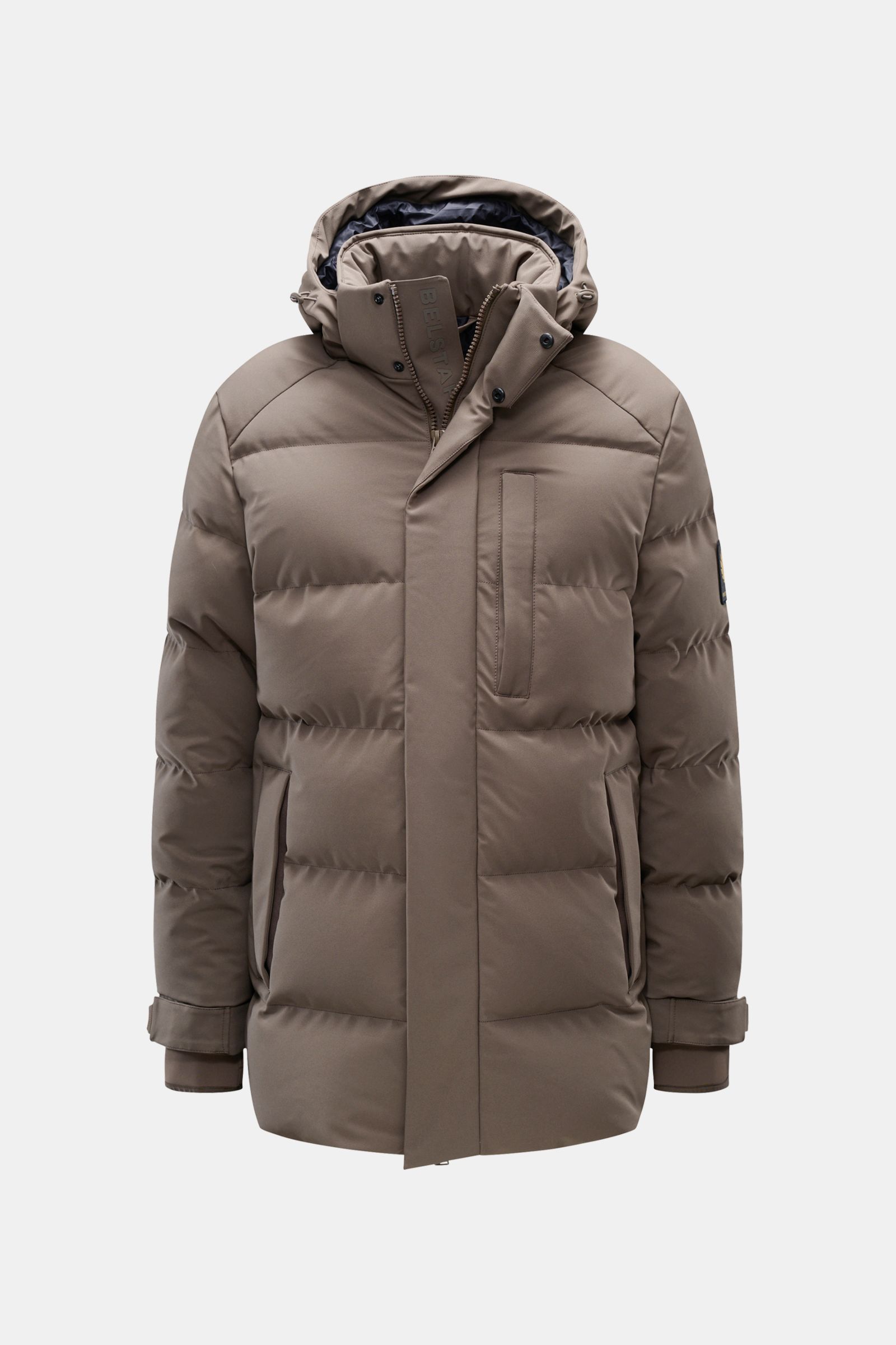 Belstaff Daunenjacke 'Pendulum' graugrün in frontaler Ansicht mit abnehmbarer Kapuze, wind- und wasserabweisend, Utility-Taschen und Daunenfüllung.