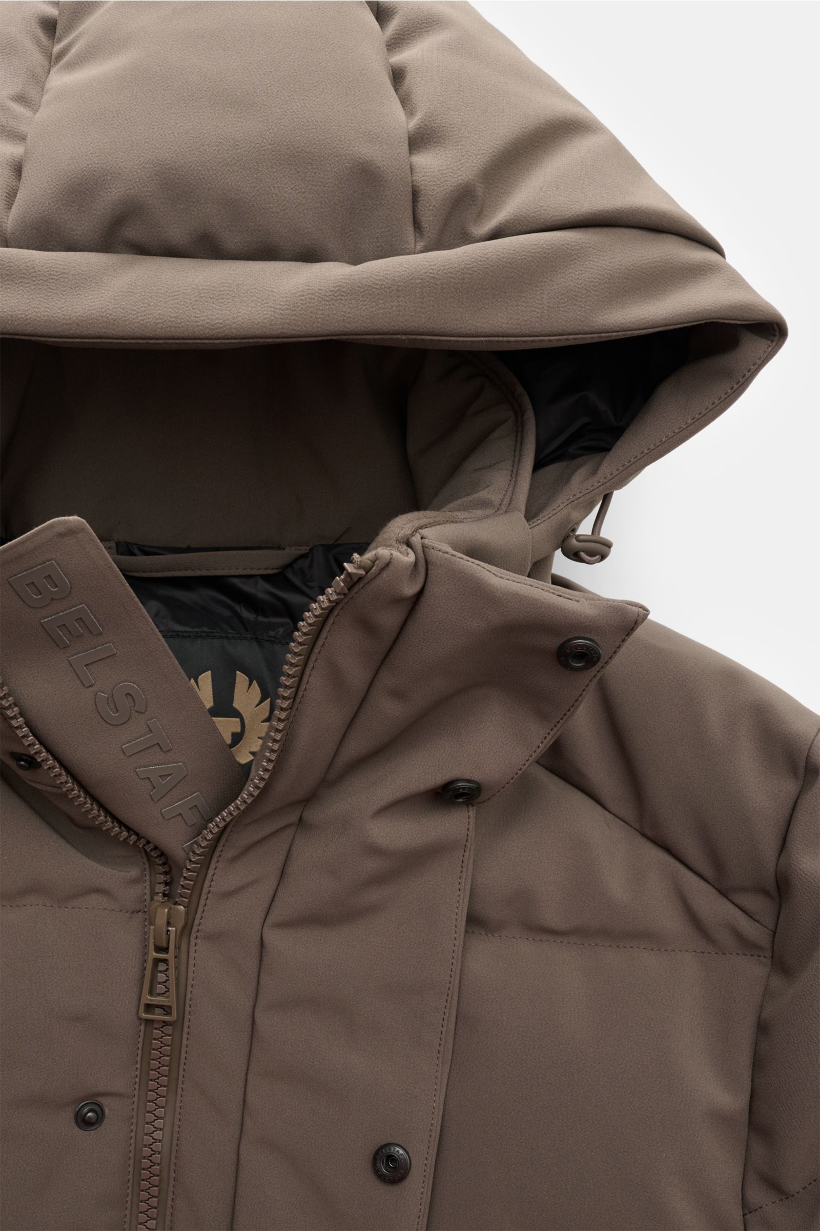 Belstaff Daunenjacke 'Pendulum' graugrün, Nahaufnahme von vorne oben, mit abnehmbarer Kapuze, wind- und wasserabweisend, wärmender Daunenfüllung, Zwei-Wege-Reißverschluss und Knopfleiste.