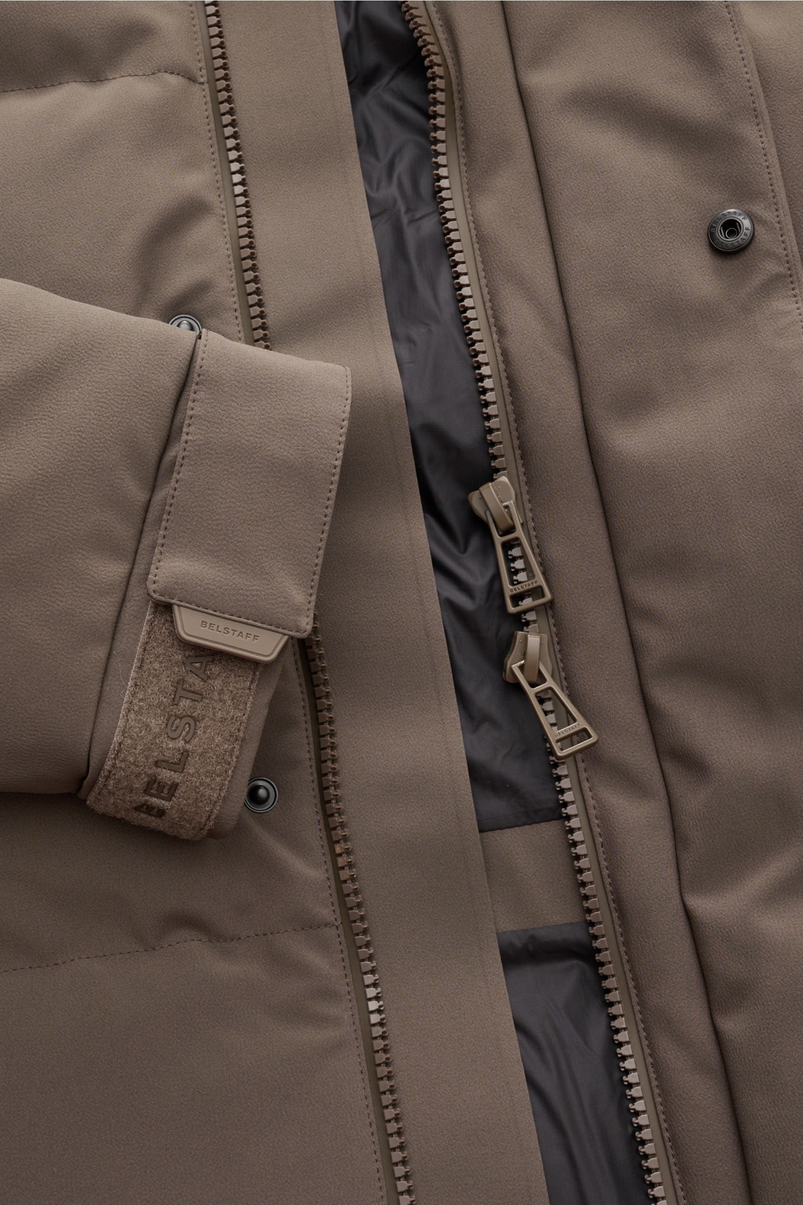 Belstaff Daunenjacke 'Pendulum' graugrün, Detailaufnahme Reißverschluss, Knöpfe, verstellbares Ärmelbündchen mit Label, Microfaser, wind- und wasserabweisend.