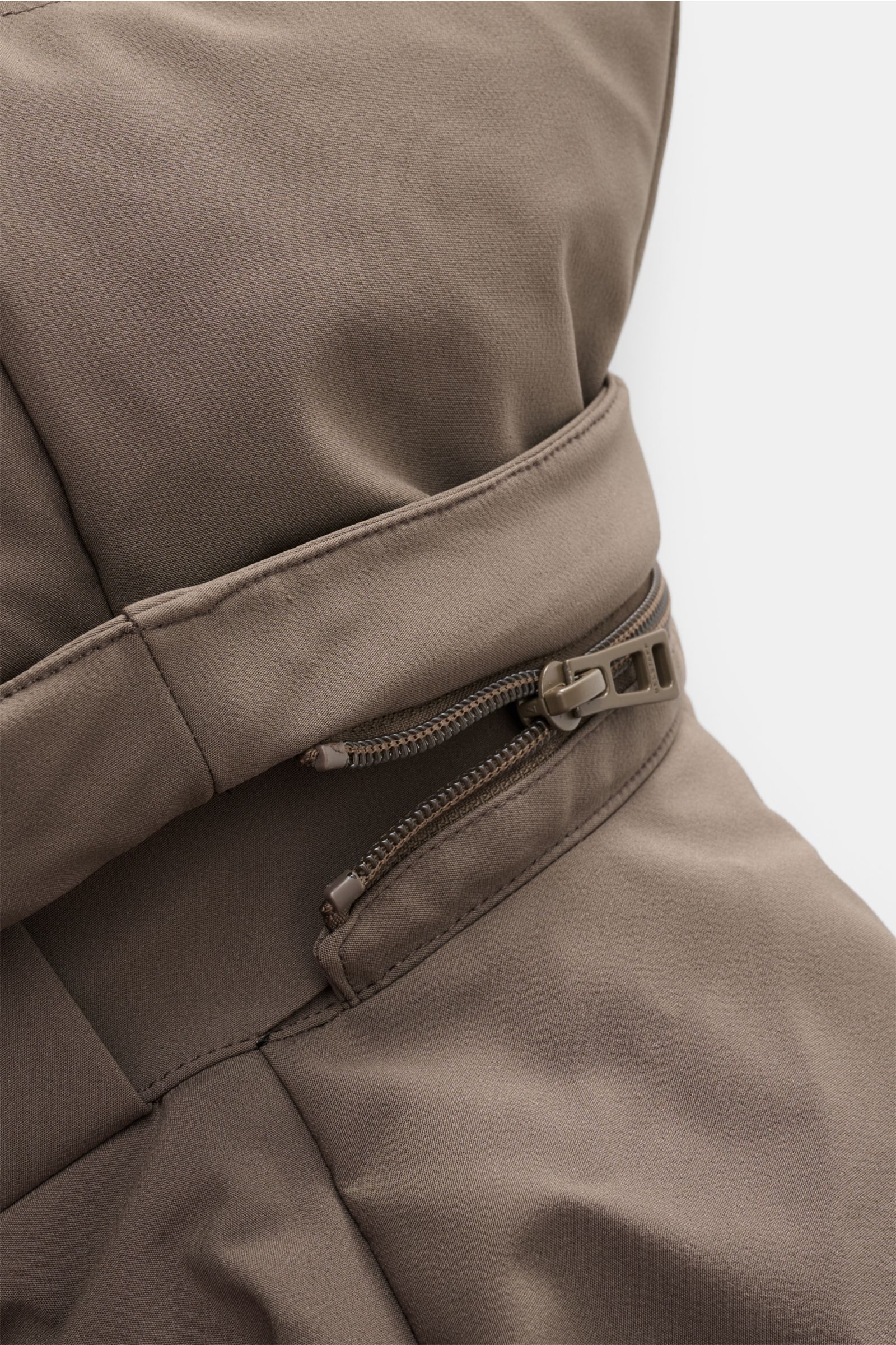 Nahaufnahme der Belstaff Daunenjacke 'Pendulum' graugrün von hinten, Detail des robusten Zwei-Wege-Reißverschlusses und der hochwertigen Microfaser.