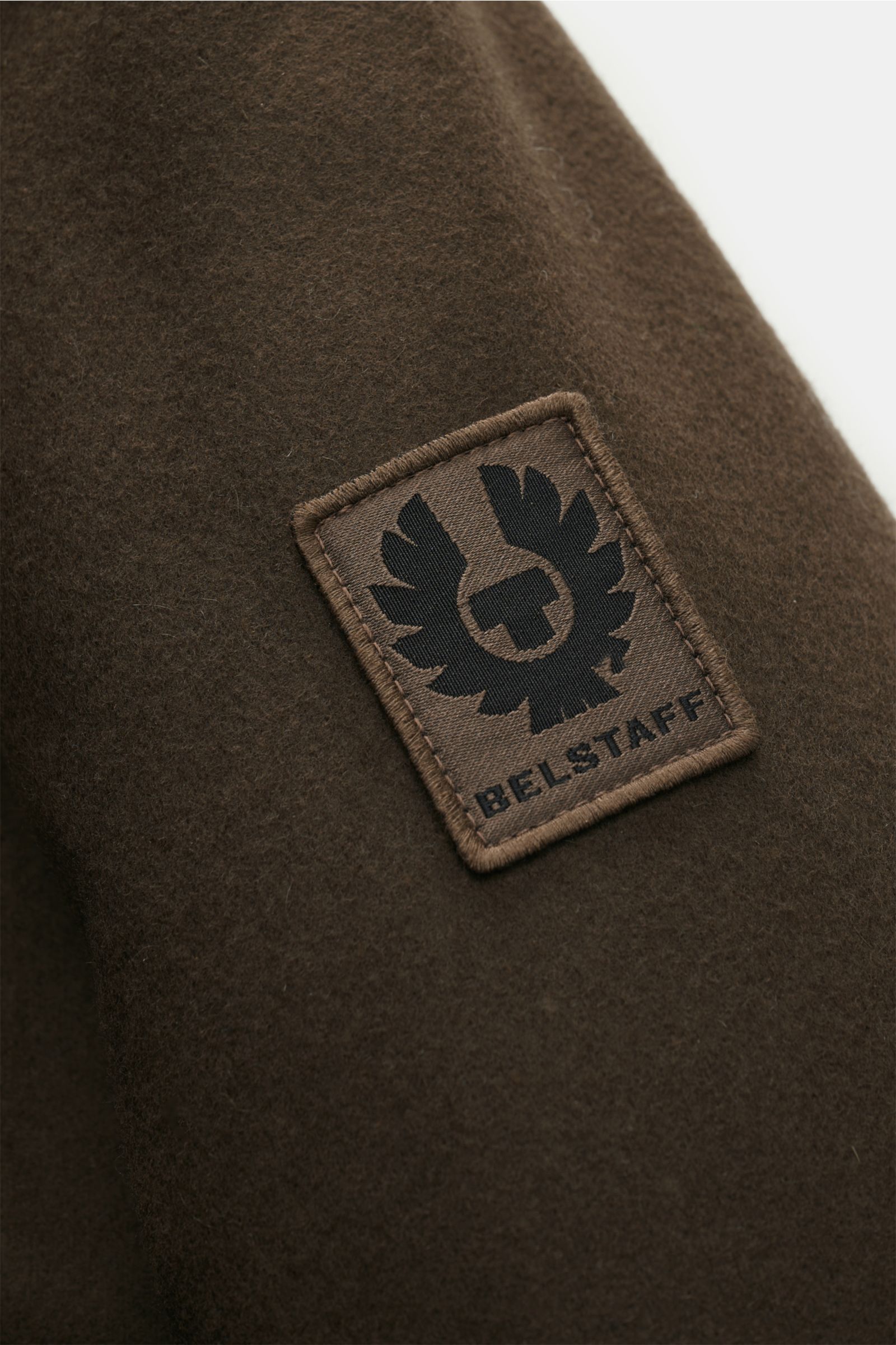 Brauner Belstaff Blouson 'Welder Jacket' Detailaufnahme des tonal gestickten Logos am Oberarm, Wolle-Microfaser-Mix, Regular Fit