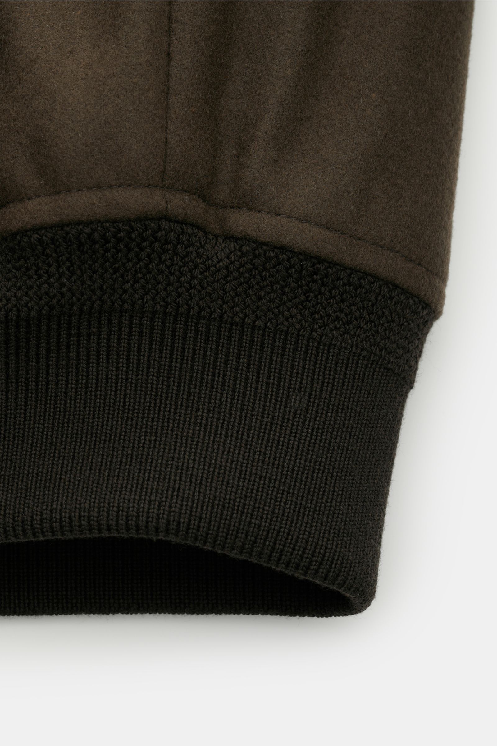 Nahaufnahme des elastischen Saum- und Ärmelbündchens des Belstaff Blouson 'Welder Jacket' braun mit Woll-Microfaser-Mix.