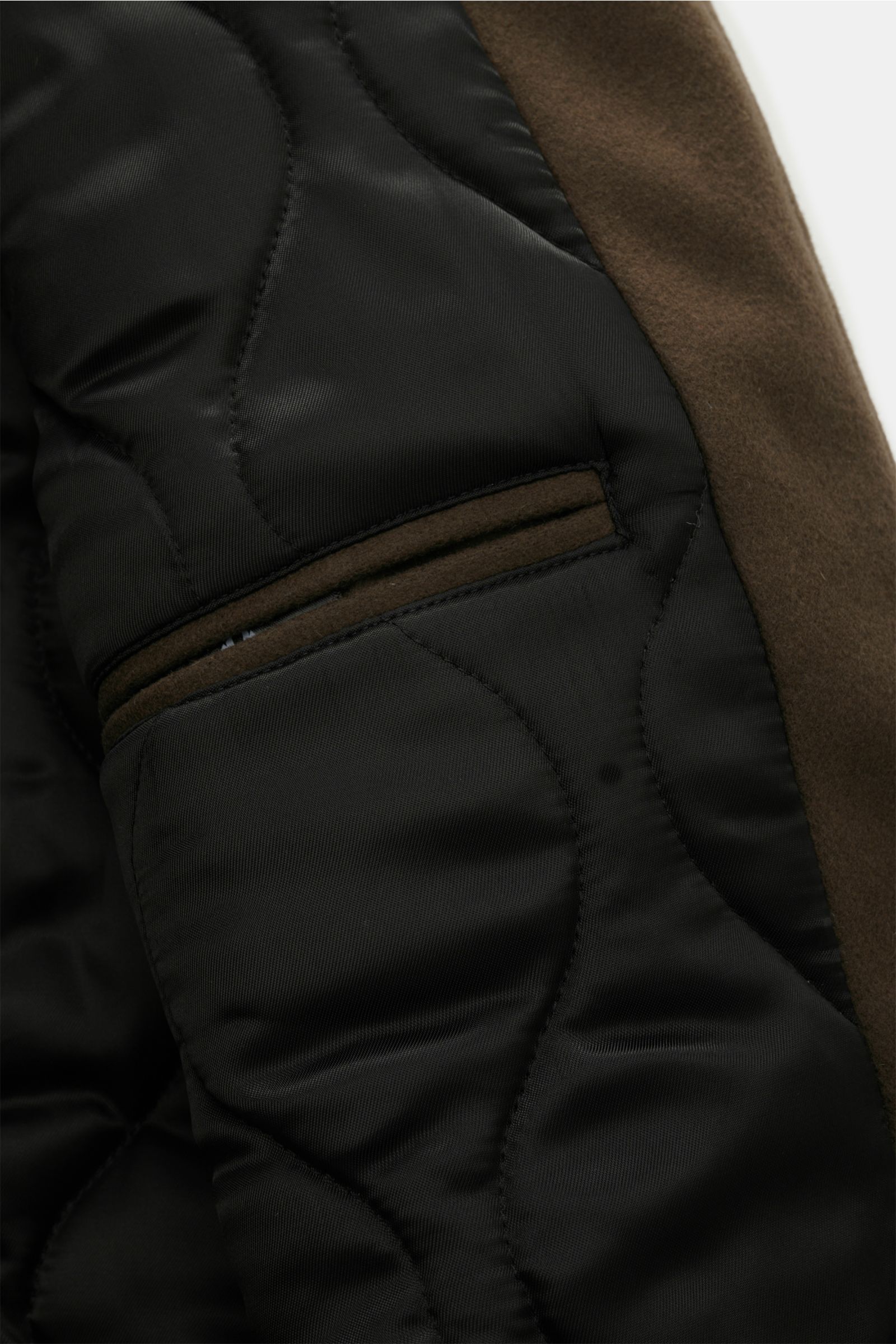 Innenansicht des Belstaff Blouson 'Welder Jacket' braun mit gestepptem Futter, Innentasche und Woll-Microfaser-Mix, Detailaufnahme.