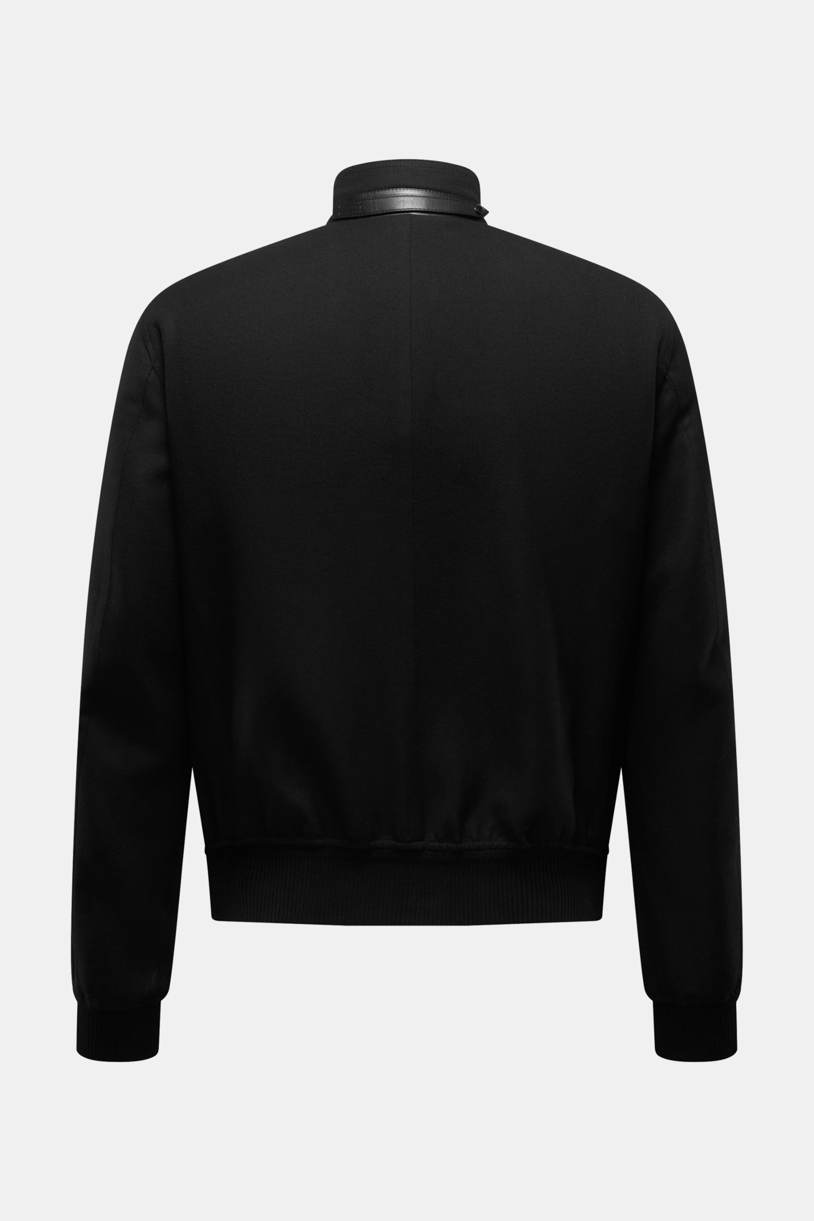 Rear view of Tom Ford Veloursleder-Blouson navy, a classic slim fit bomber jacket in luxurious lamb velour leather with ribbed cuffs and collar.

Description: Luxus wie gewohnt von TOM FORD: mit diesem klassischen Blouson aus edlem Lammveloursleder mit