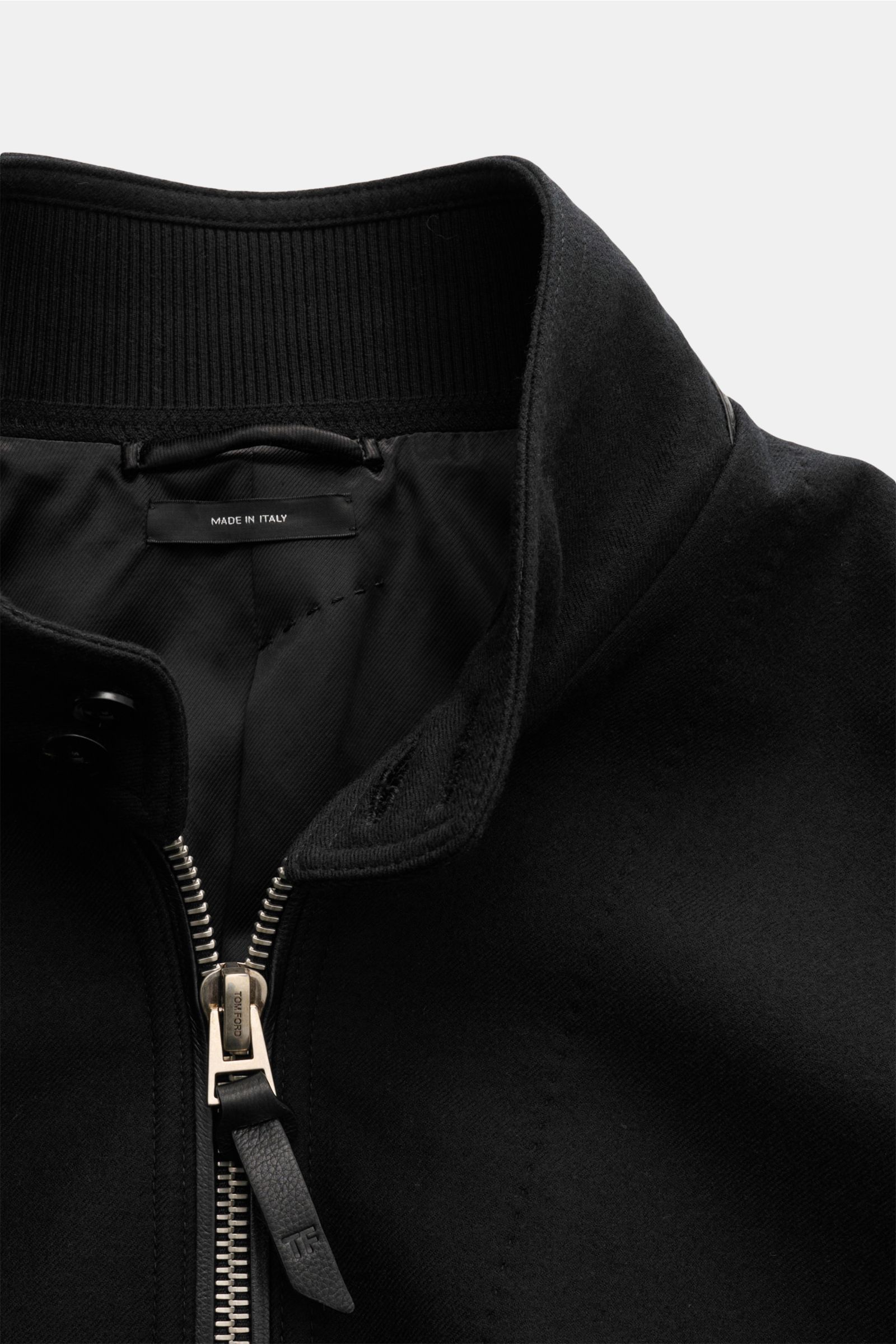 Close-up front view of Tom Ford Veloursleder-Blouson navy, a classic slim fit jacket made of soft lamb suede with ribbed collar and robust zipper.

Luxus wie gewohnt von TOM FORD: mit diesem klassischen Blouson aus edlem Lammveloursleder mit typischen 